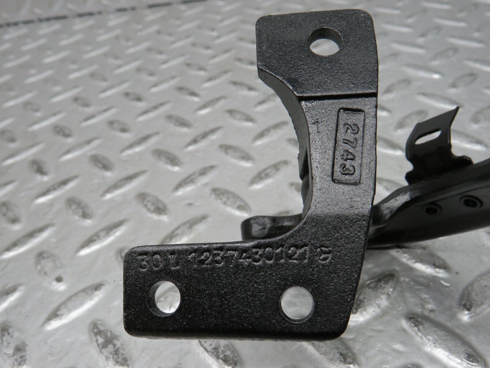 28400 Mercedes-Benz S123 240D Wagon Tailgate Hinge Right 1237400137