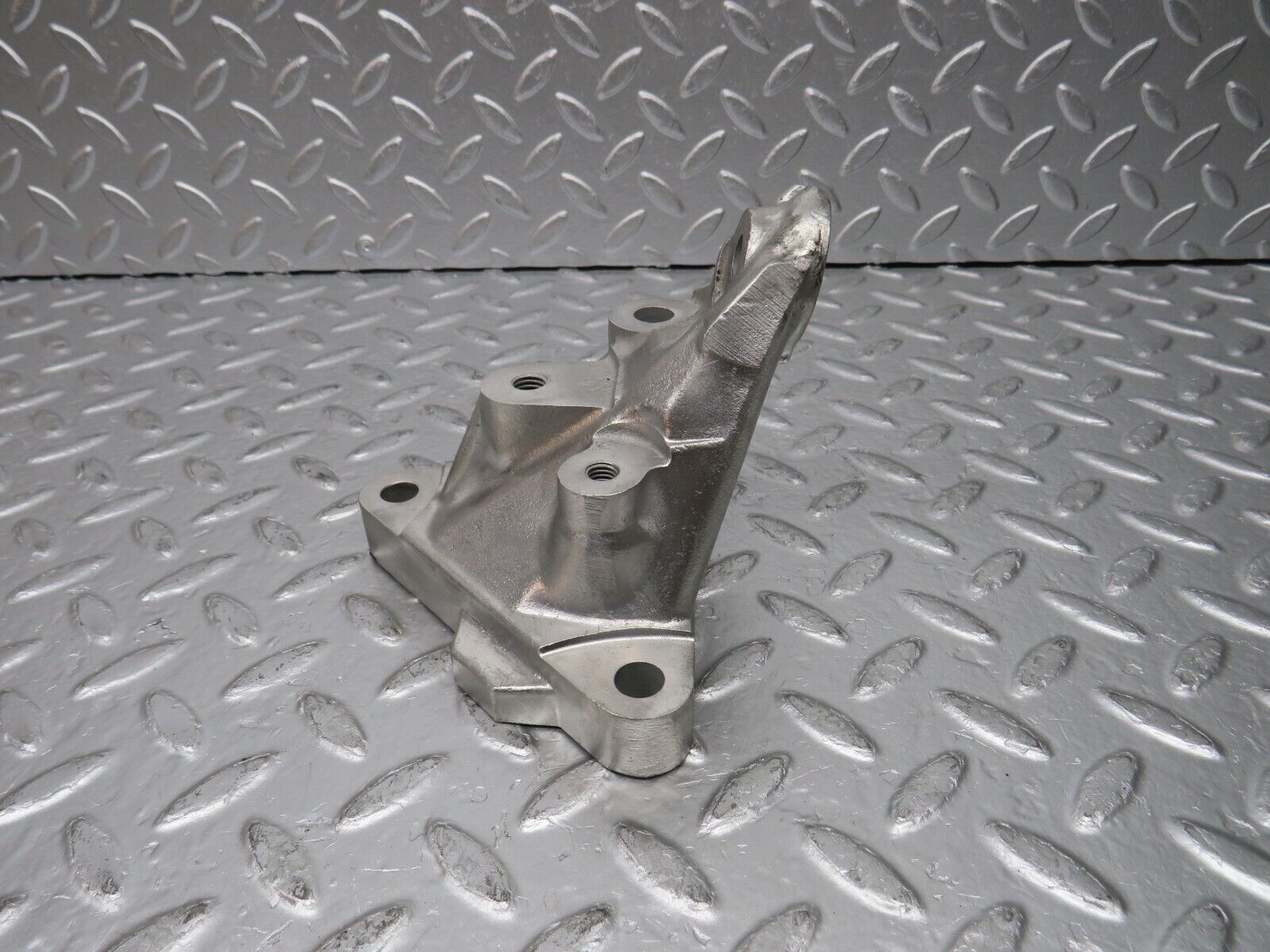 30546 Mercedes-Benz W124 230E Engine Mount Bracket Left Side 1022234104