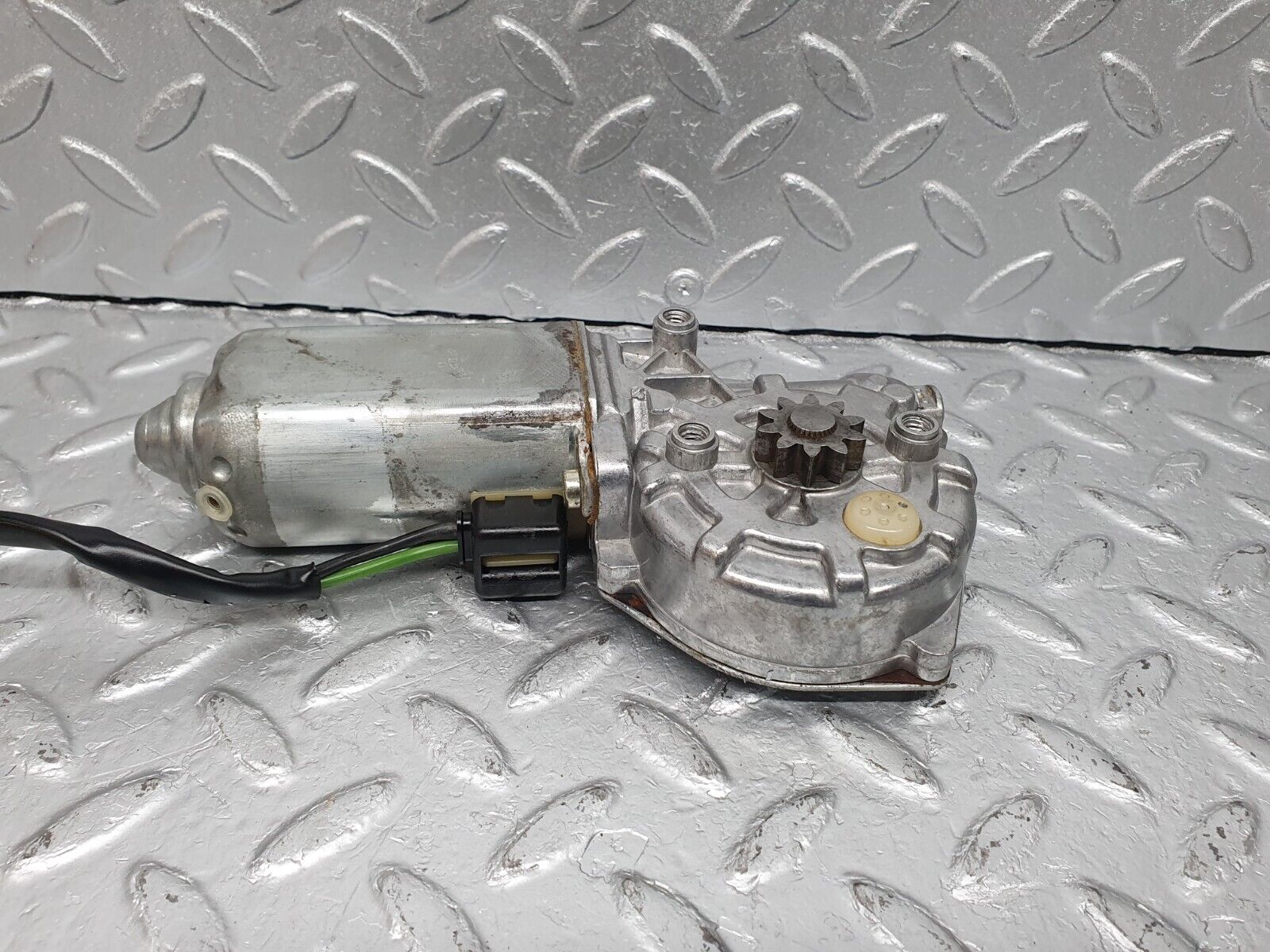 41003 Mercedes-Benz W126 300SE Rear Right Window Regulator Motor Bosch 0130821036