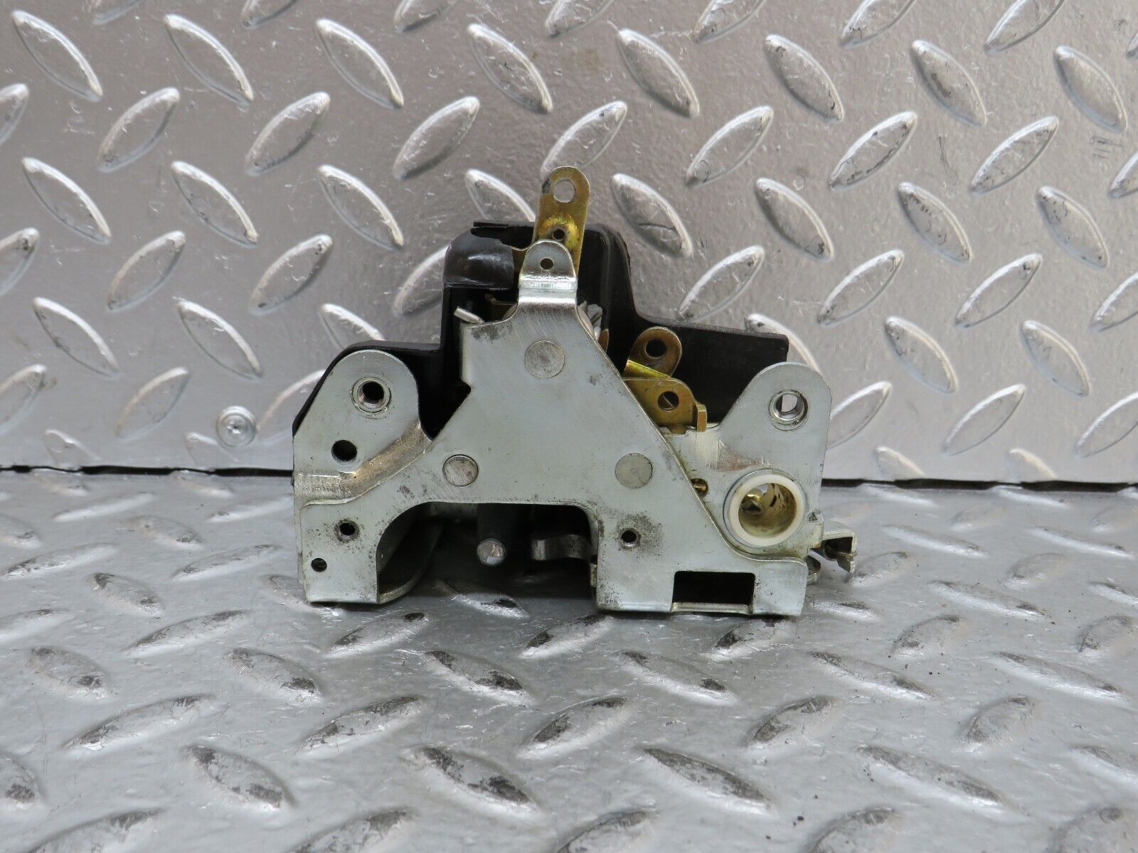 28289 Mercedes-Benz S123 240D Wagon Front Left Door Lock Mechanism 1237330108