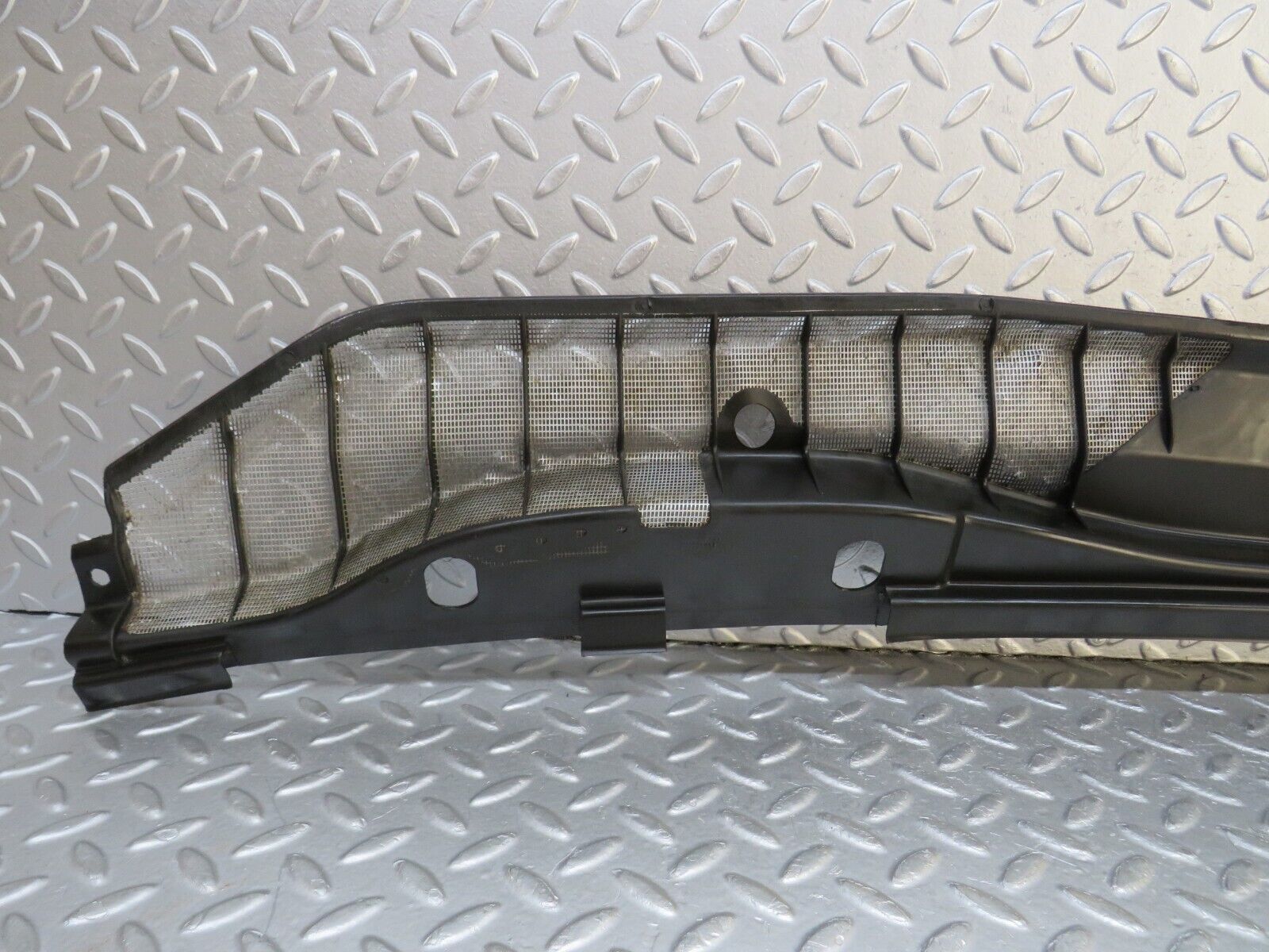 37031 Mercedes-Benz C126 420SEC Coupe Water Drain 1268300813 1268300713