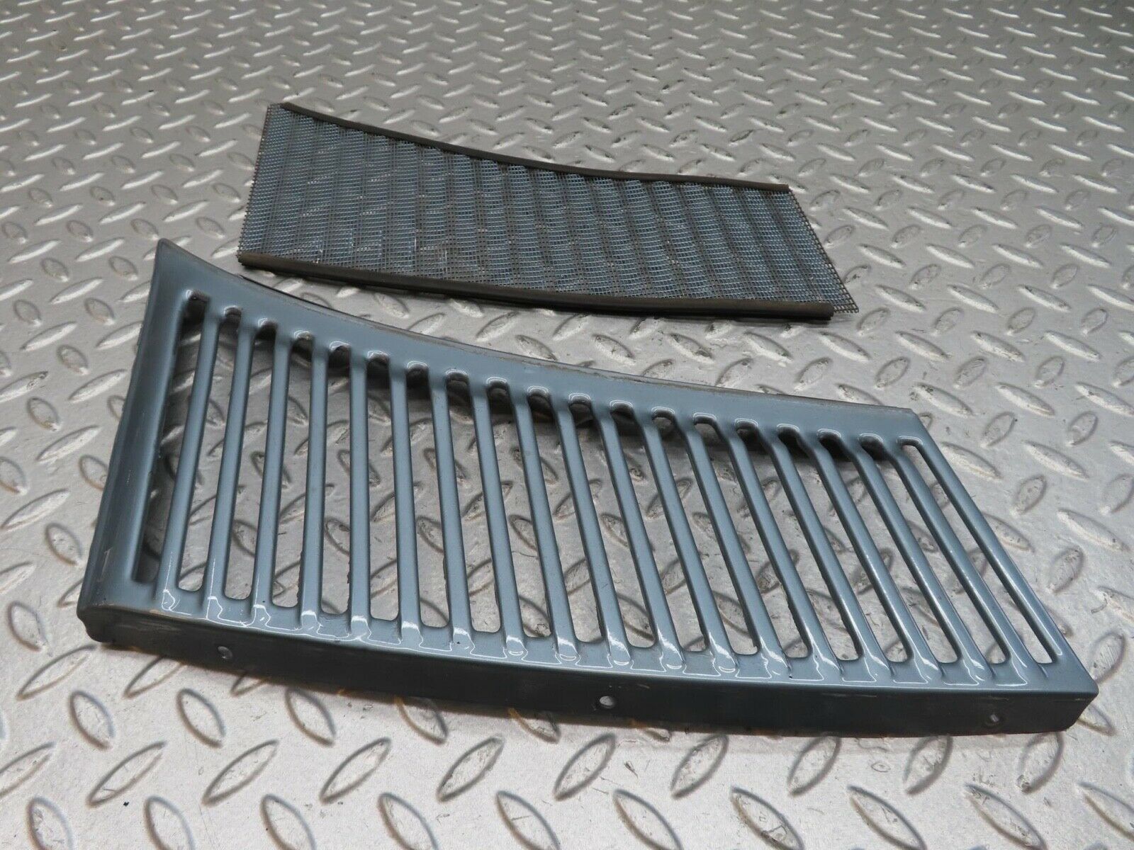 13919 Mercedes-Benz C107 280SLC Air Intake Grill Right Side