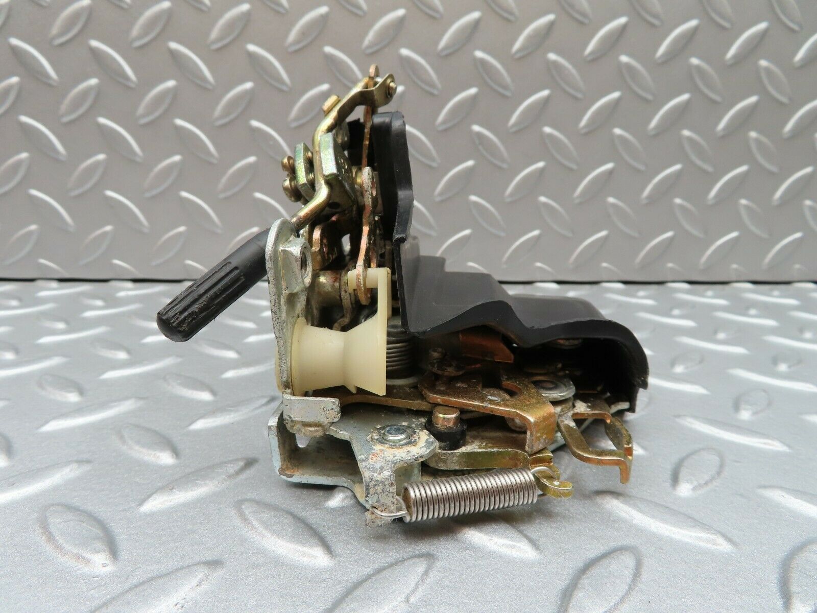 3704 Mercedes-Benz S123 200T Wagon Front Left Door Lock Mechanism 1237230108