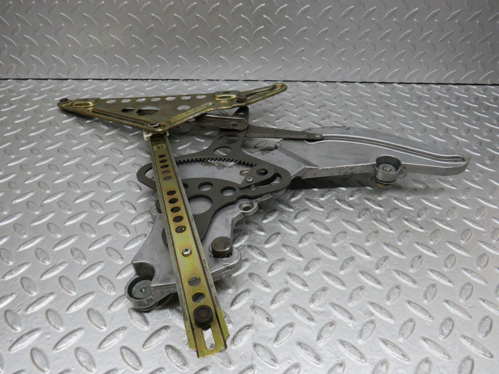 37123 Mercedes-Benz C126 420SEC Coupe Rear Left Window Regulator Mechanism