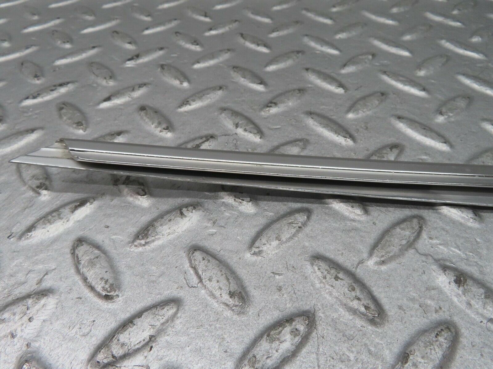 13602 Mercedes-Benz W123 200 Front Left Door Window Chrome Frame