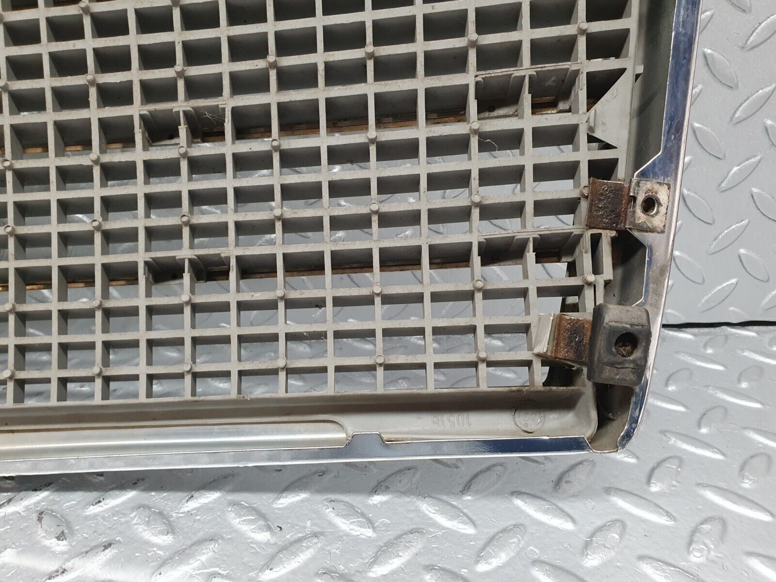 41221 Mercedes-Benz W126 300SE Bonnet Grill Chrome 1268880423