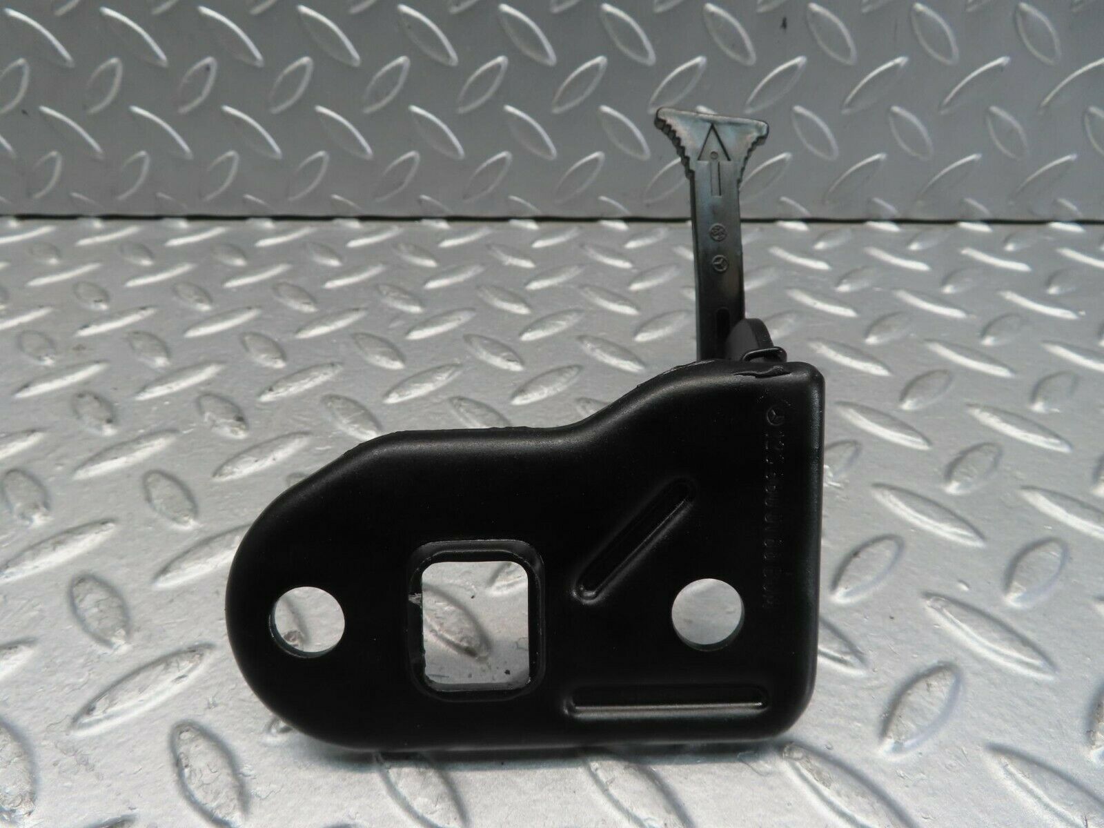 11555 Mercedes-Benz C123 230CE Coupe Bonnet Safety Latch