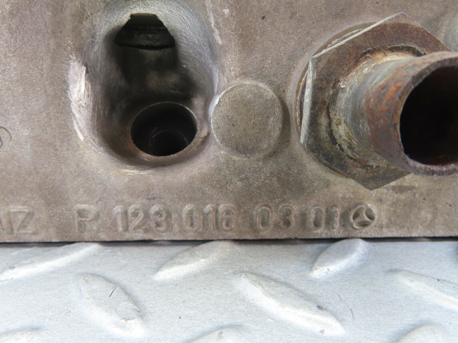 8672 Mercedes-Benz W123 250 Cylinder Head 1230160301