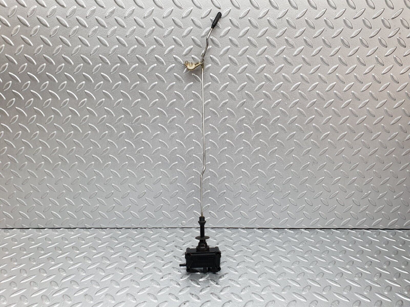 41079 Mercedes-Benz W126 300SE Rear Left Door Lock Vacuum Actuator & Knob