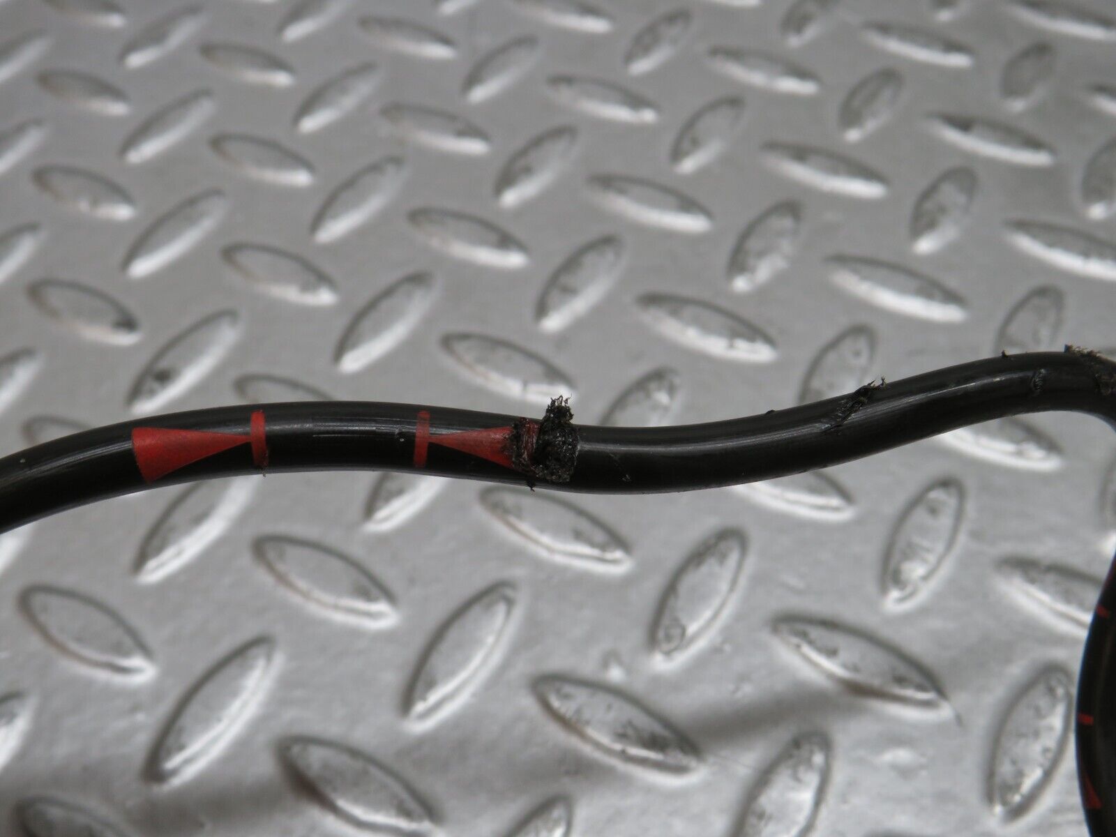 29147 Mercedes-Benz C124 320CE Brake Pad Sensor Wire Right 1245435826 01954553