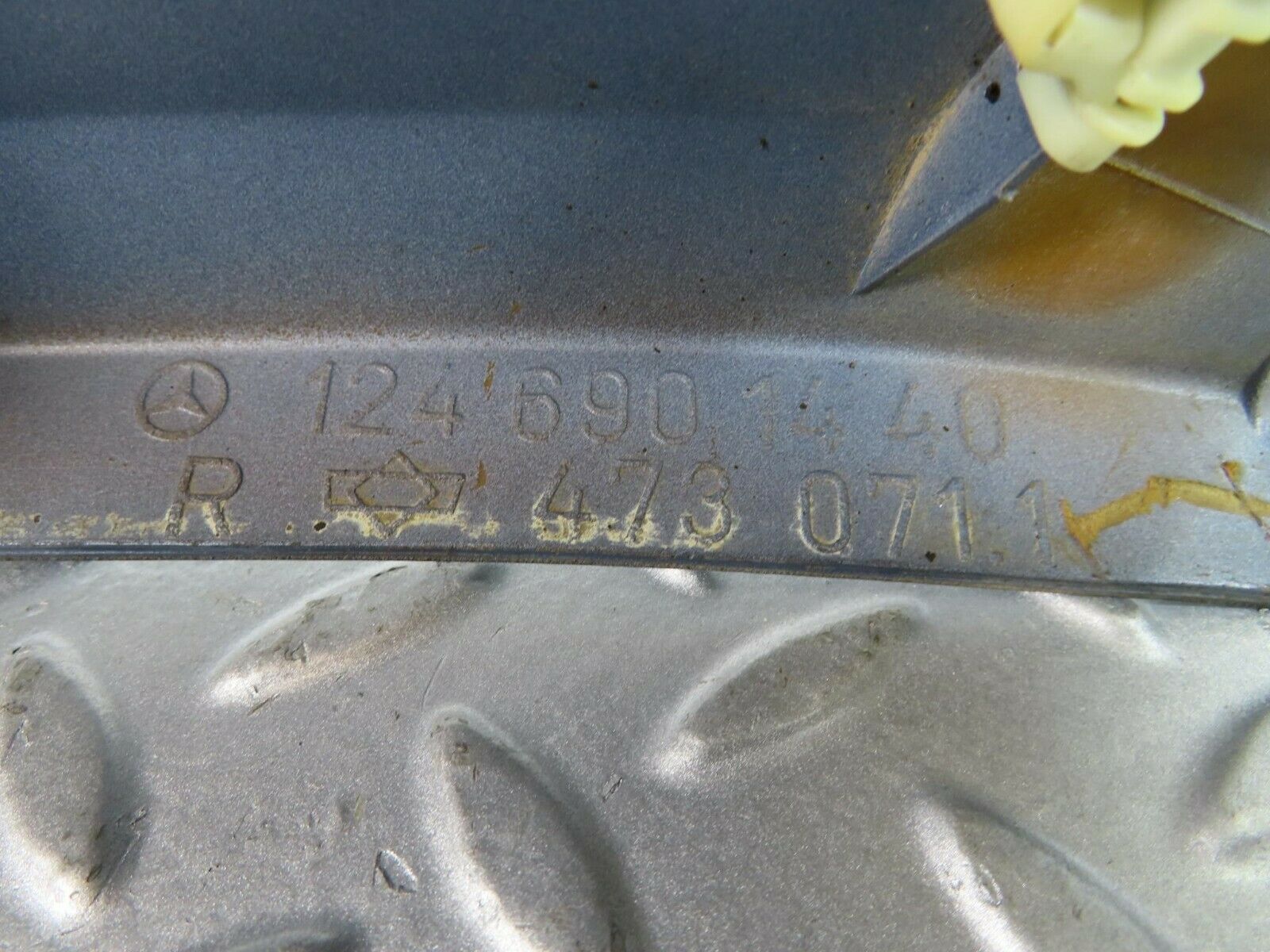 9031 Mercedes-Benz W124 Front Right Fender Wing Moulding Trim 1246901440