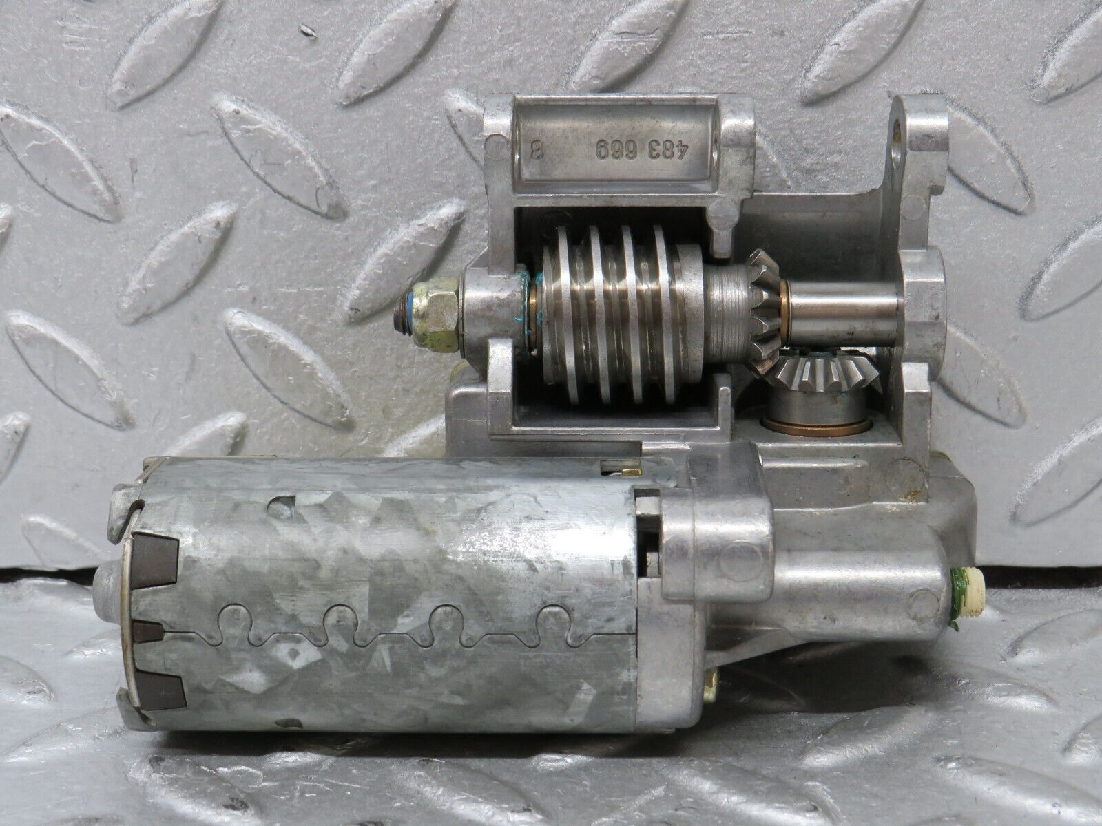 37989 Mercedes-Benz A124 320E Cabriolet Steering Column Adjustment Motor 1264600325