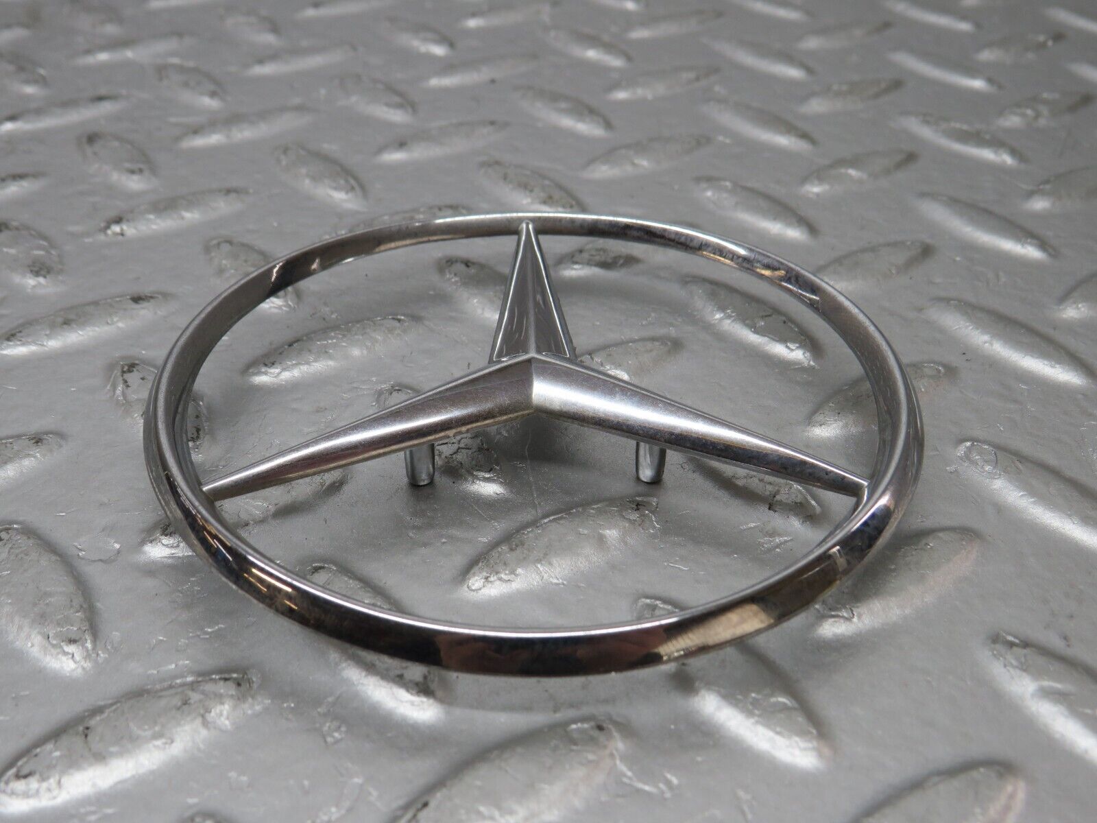 33963 Mercedes-Benz W124 260E Chrome Rear Emblem 2017580058