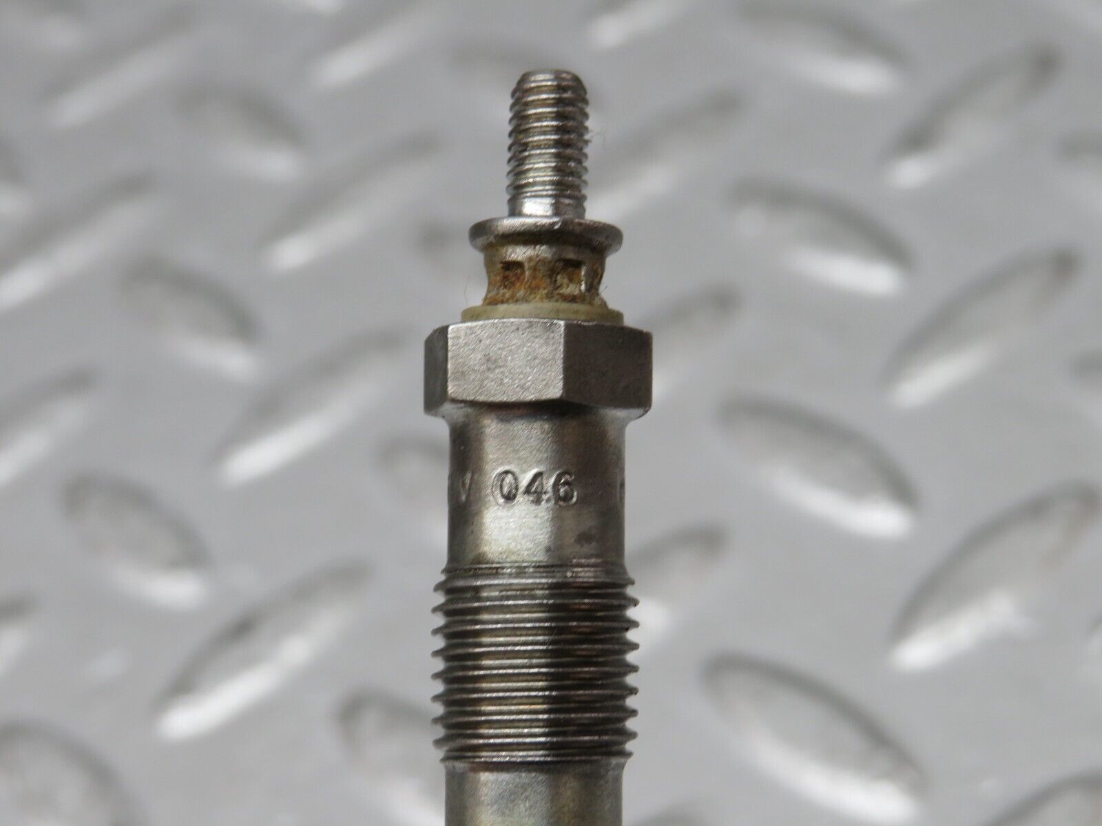 32896 Mercedes-Benz W123 300D Glow Plug Bosch Y-902R 046