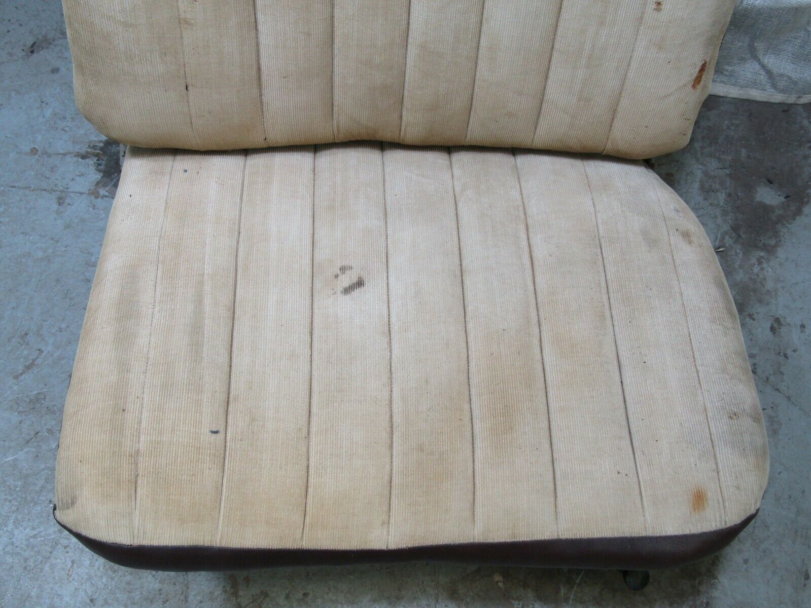 3253 Mercedes-Benz W120 PONTON Front Right Seat Creme Fabric