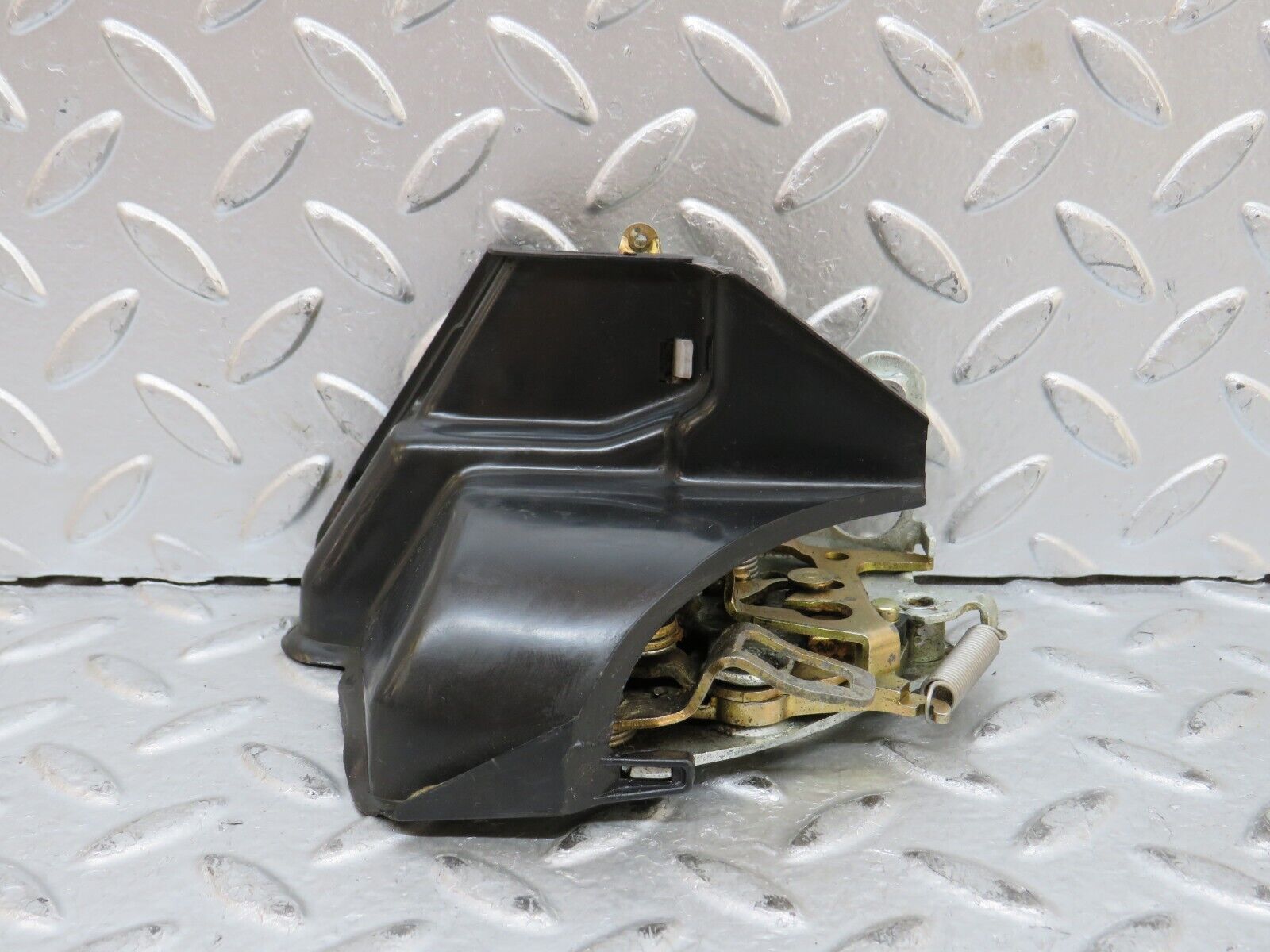 28288 Mercedes-Benz S123 240D Wagon Front Right Door Lock Mechanism 1237330208