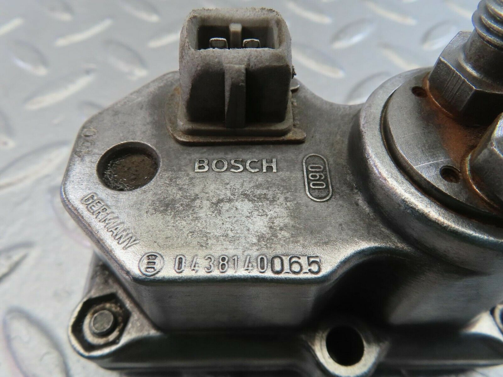 10048 Mercedes-Benz C123 230CE Coupe Warm Up Regulator 0438140065