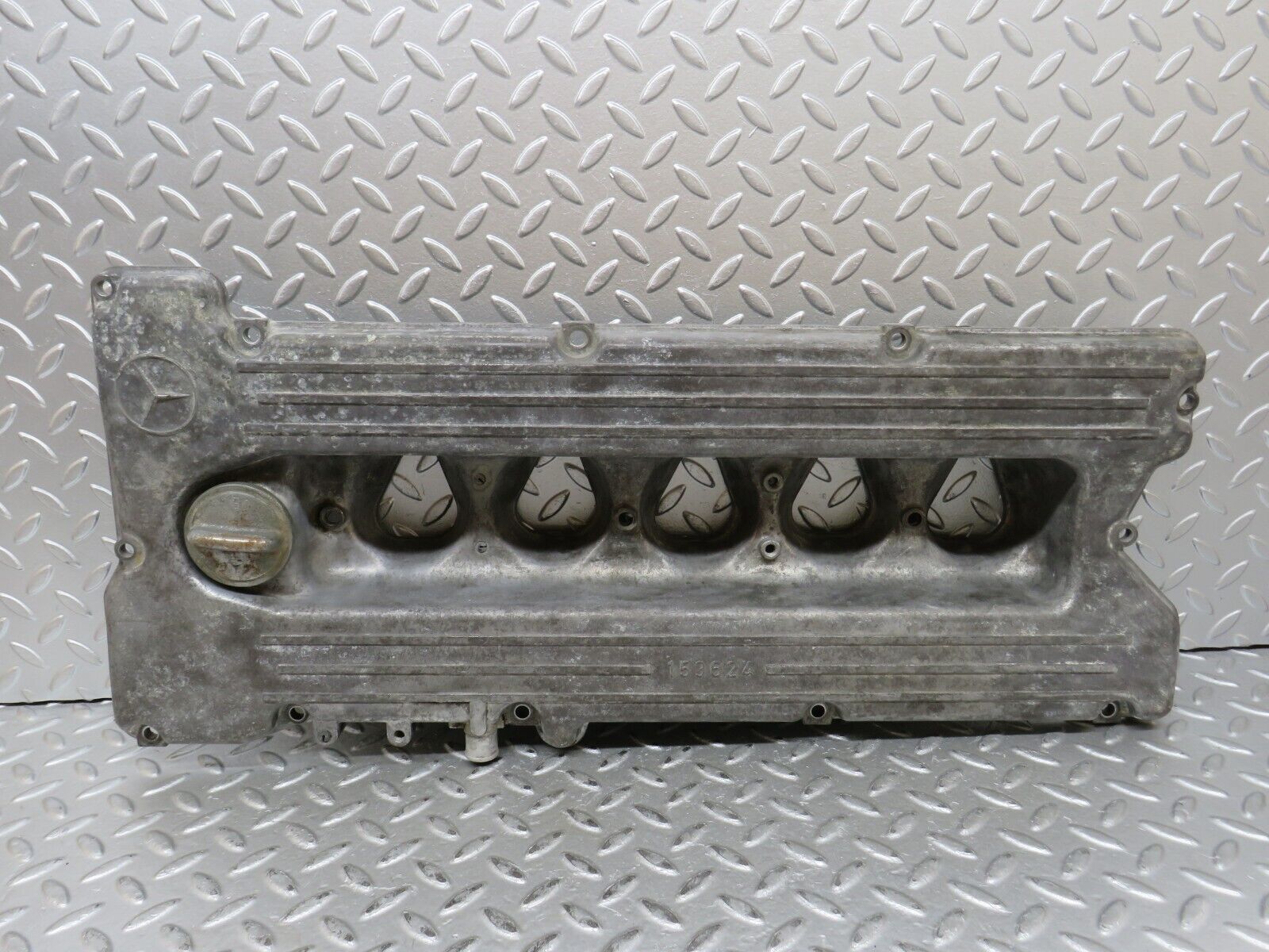 28071 Mercedes-Benz W123 280E Cylinder Head Valve Cover 1100160905