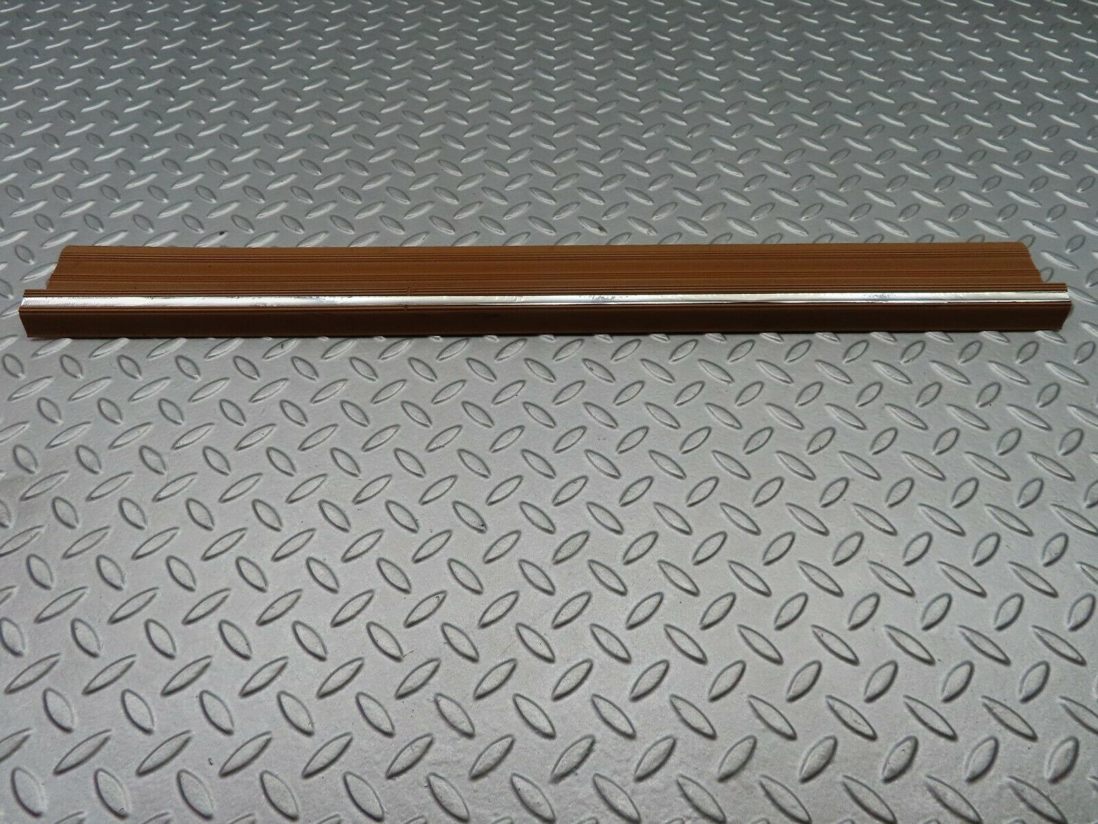 5665 Mercedes-Benz W123 200 Front Right Door Sill