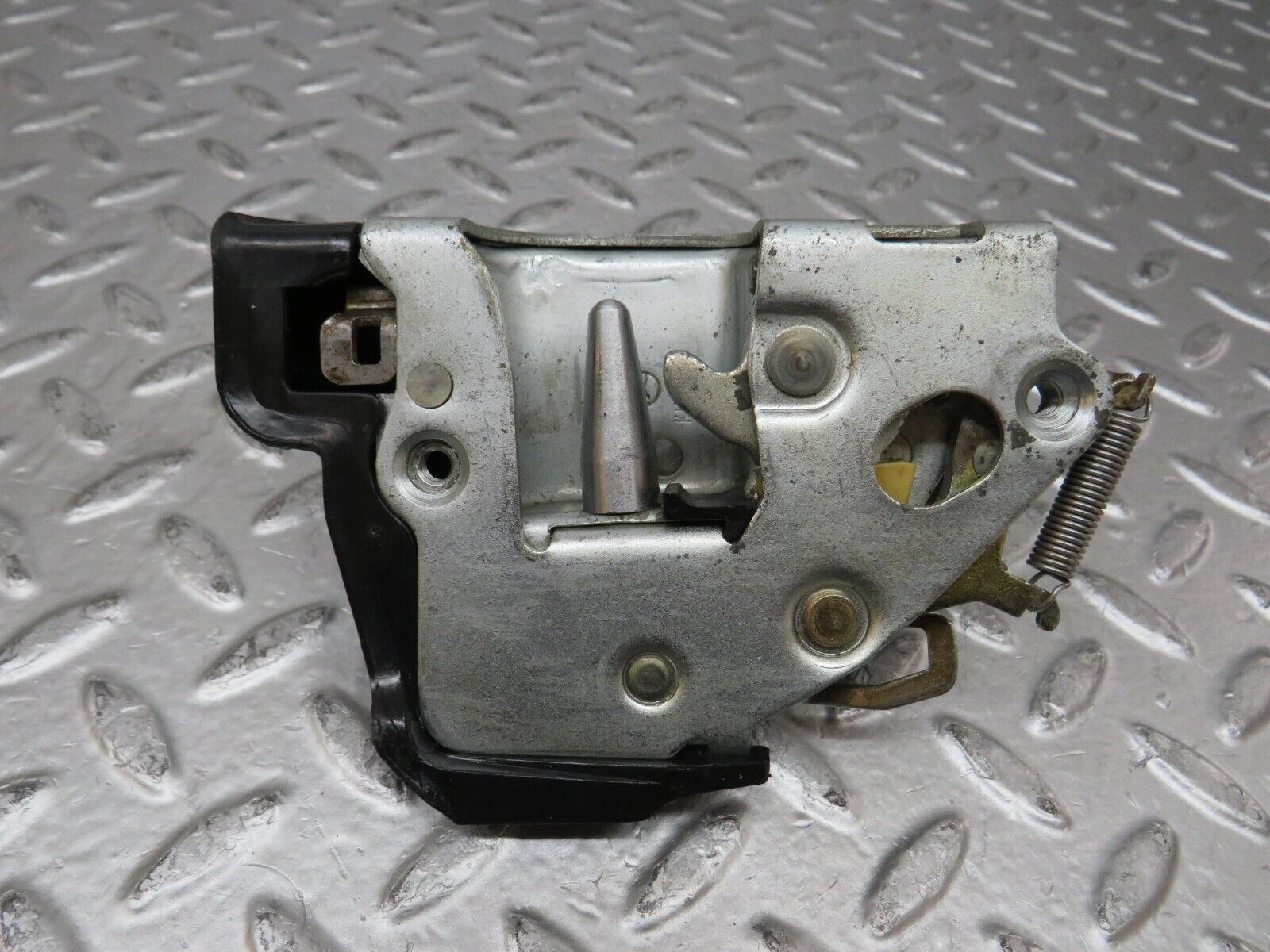 27016 Mercedes-Benz W123 240D Rear Left Door Lock Mechanism