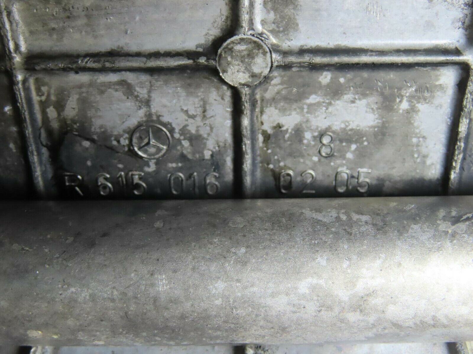 10949 Mercedes-Benz W115 220D Cylinder Head Valve Cover 6150160205