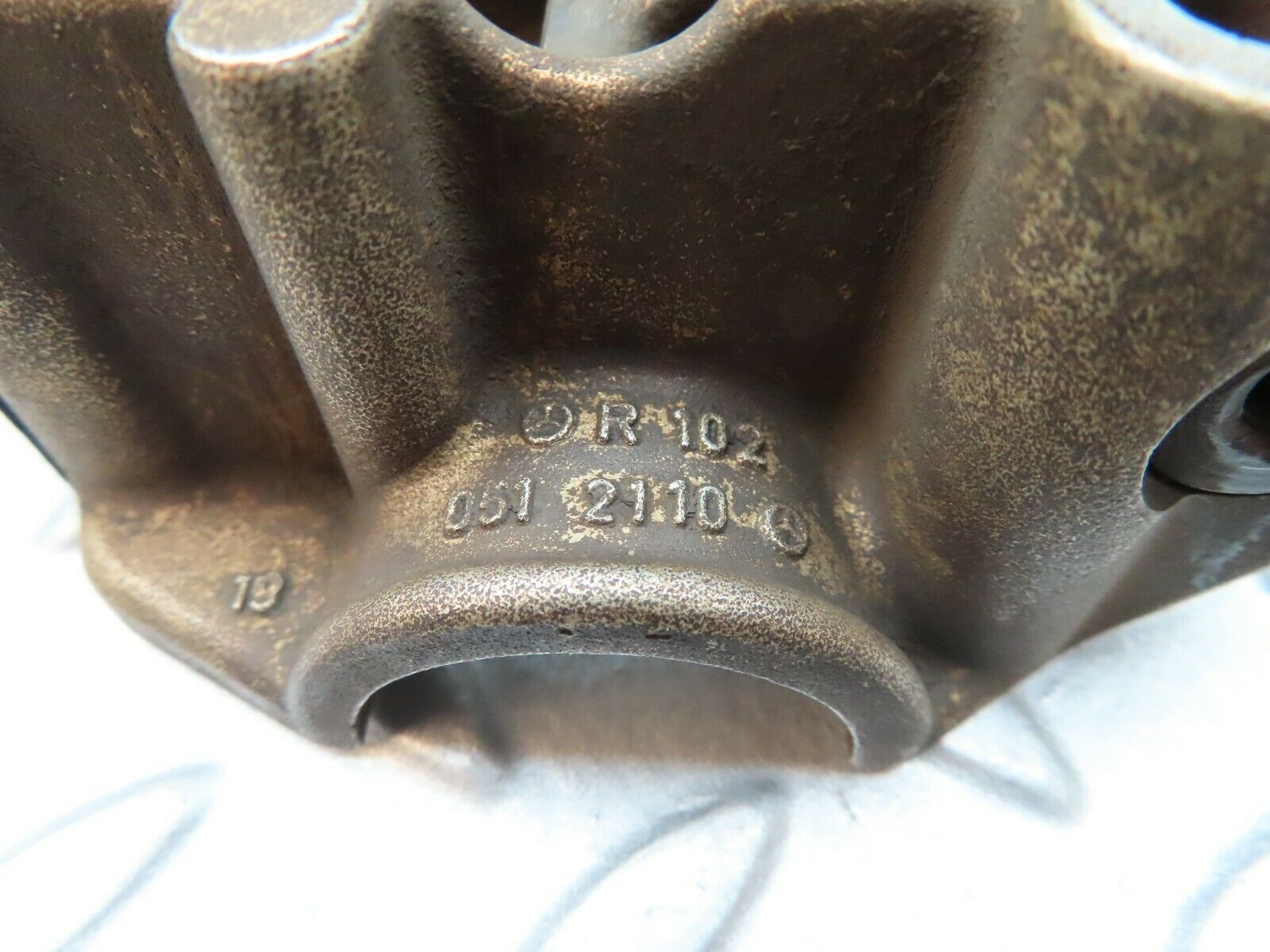 3890 Mercedes-Benz S123 200T Wagon Rocker Arms Camshaft Bearing Block 1020512110