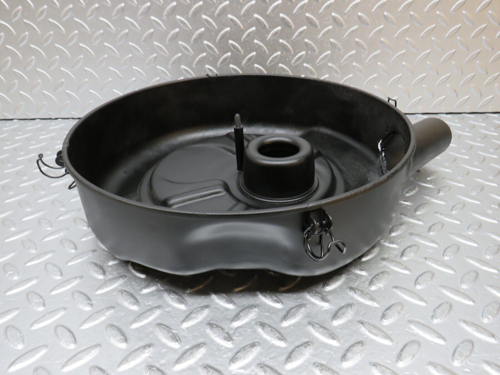 0307 Mercedes-Benz W123 220D Air Filter Housing Bottom 0110946702