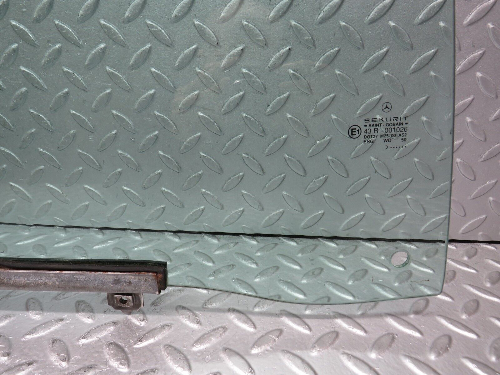 37874 Mercedes-Benz A124 320E Cabriolet Front Right Door Window Glass