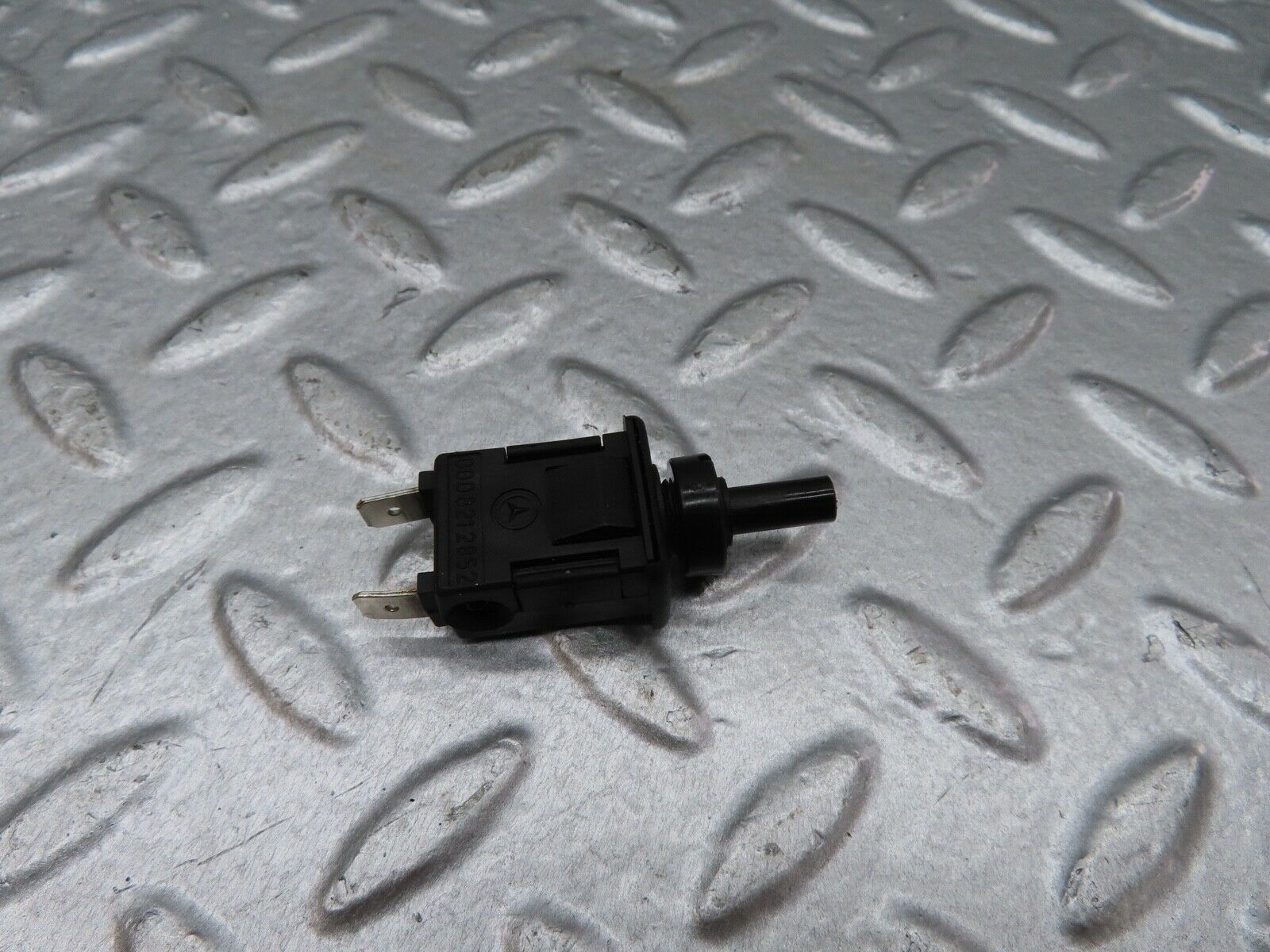 18086 Mercedes-Benz W123 200 Door Contact Switch 0008212852