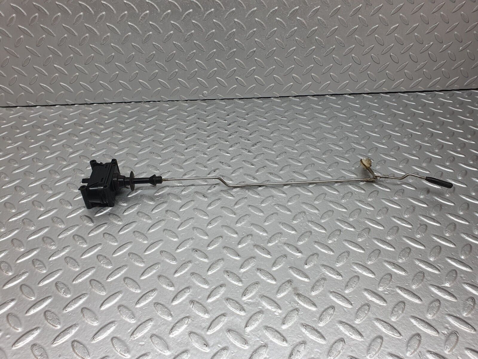 41079 Mercedes-Benz W126 300SE Rear Left Door Lock Vacuum Actuator & Knob