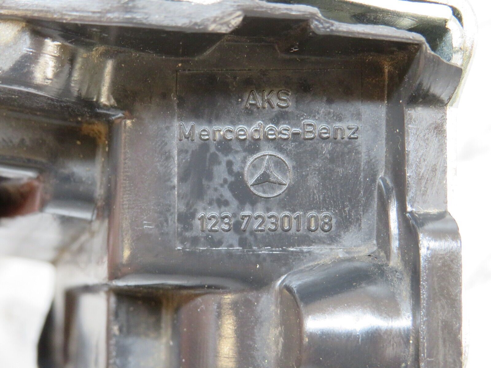 28289 Mercedes-Benz S123 240D Wagon Front Left Door Lock Mechanism 1237330108