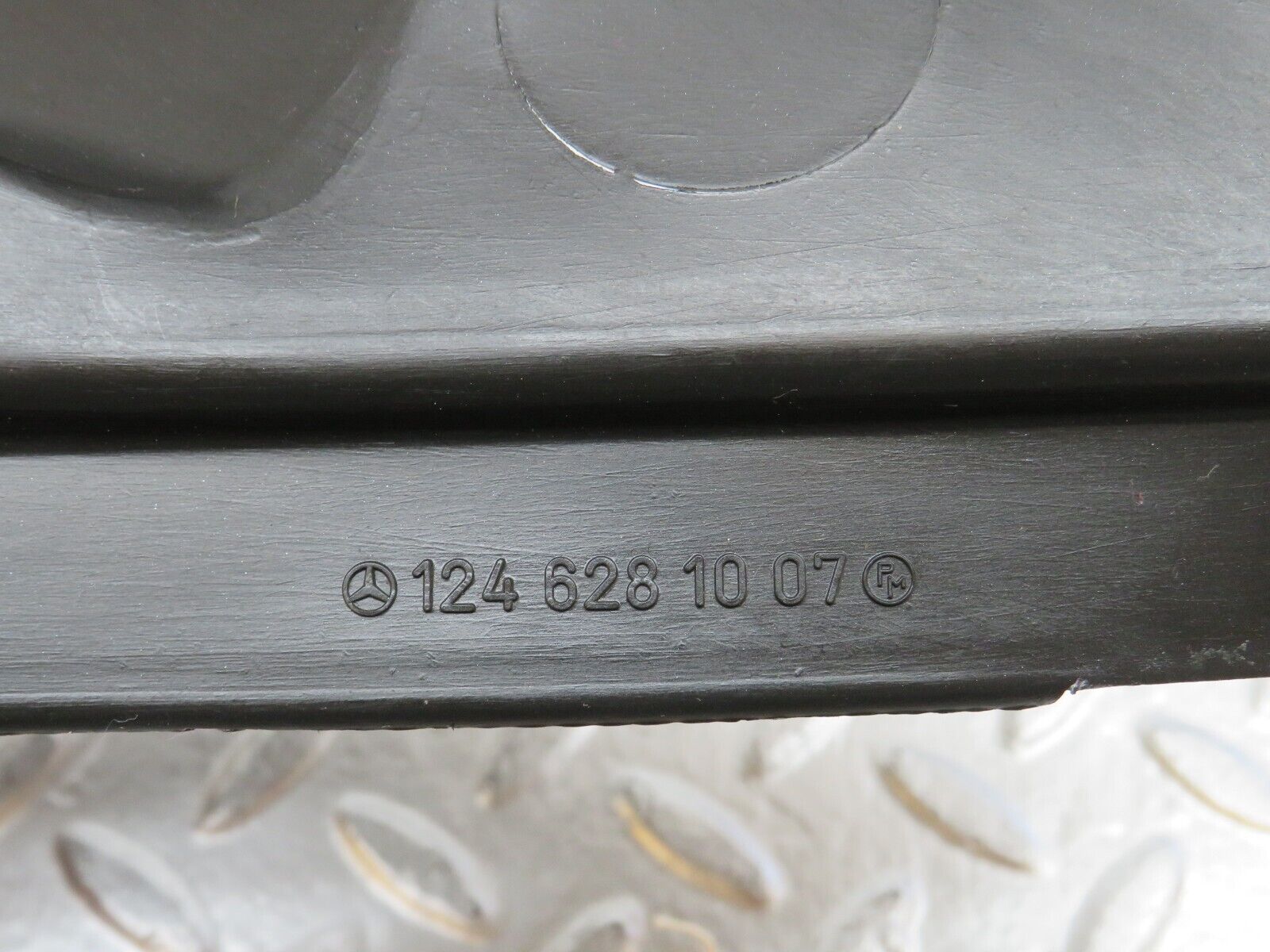 29359 Mercedes-Benz W124 230E Covering Side Member Pair 1246280907 1246281007