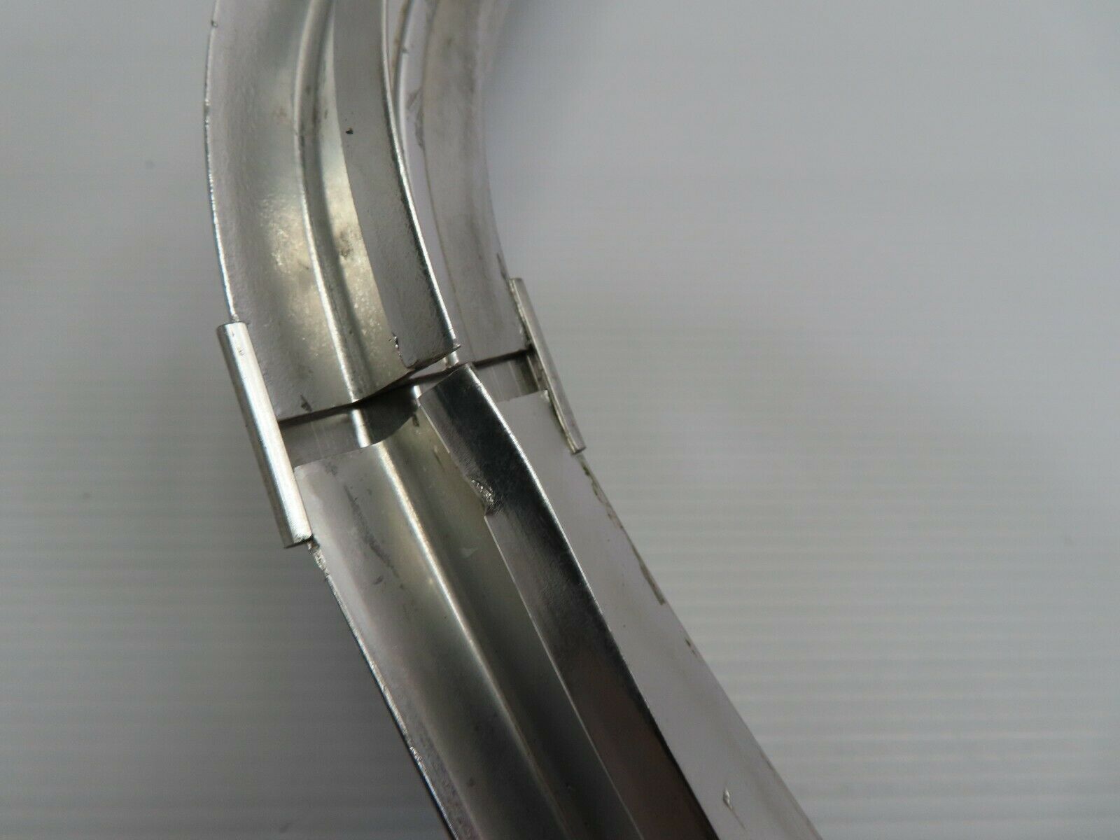 7173 Mercedes-Benz C107 350 SLC Rear Windscreen Chrome Frame