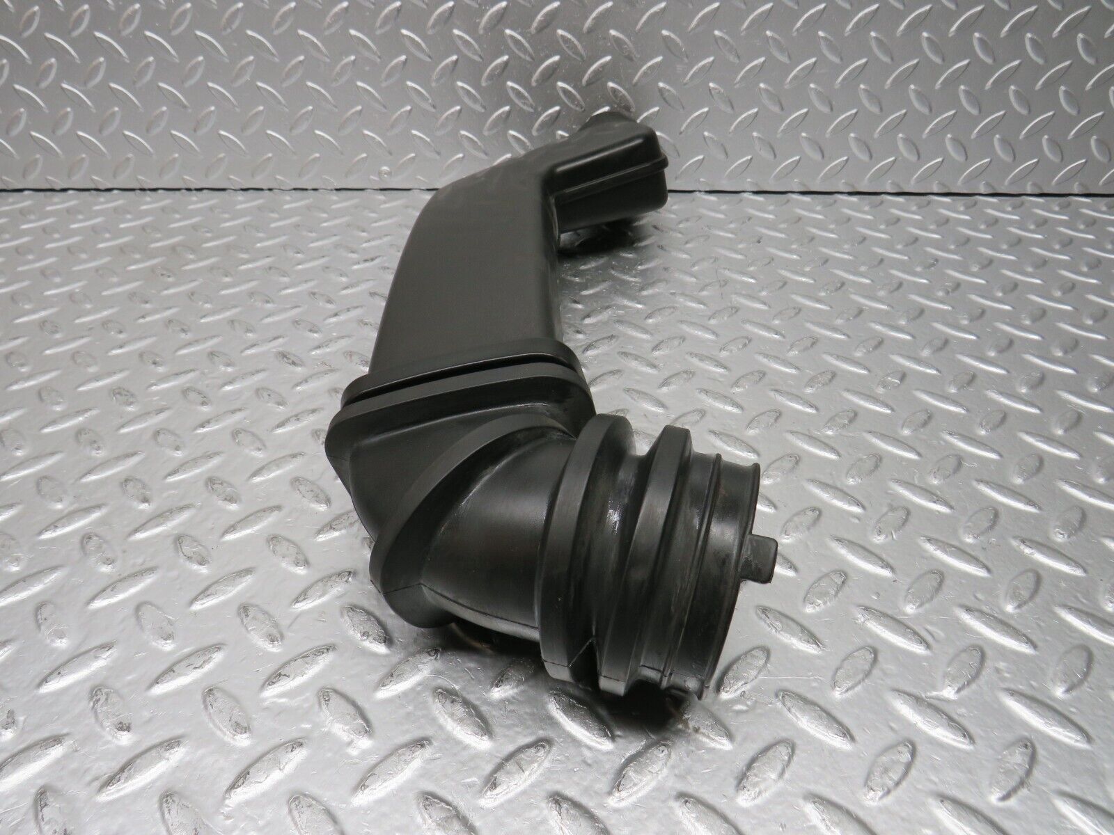 31200 Mercedes-Benz S124 220TE Wagon Air Intake Pipe 1141400012 1110940091