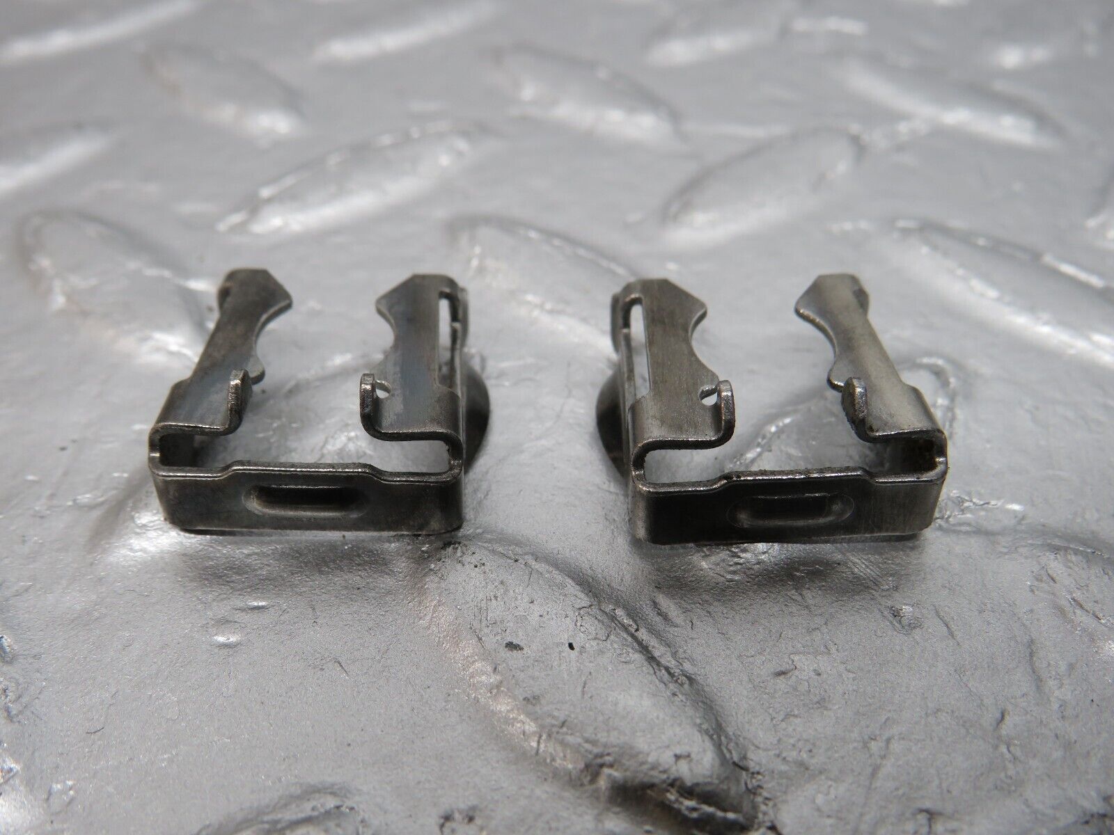 39776 Mercedes-Benz R129 320SL Coupe Fuel Injector Bracket 2x