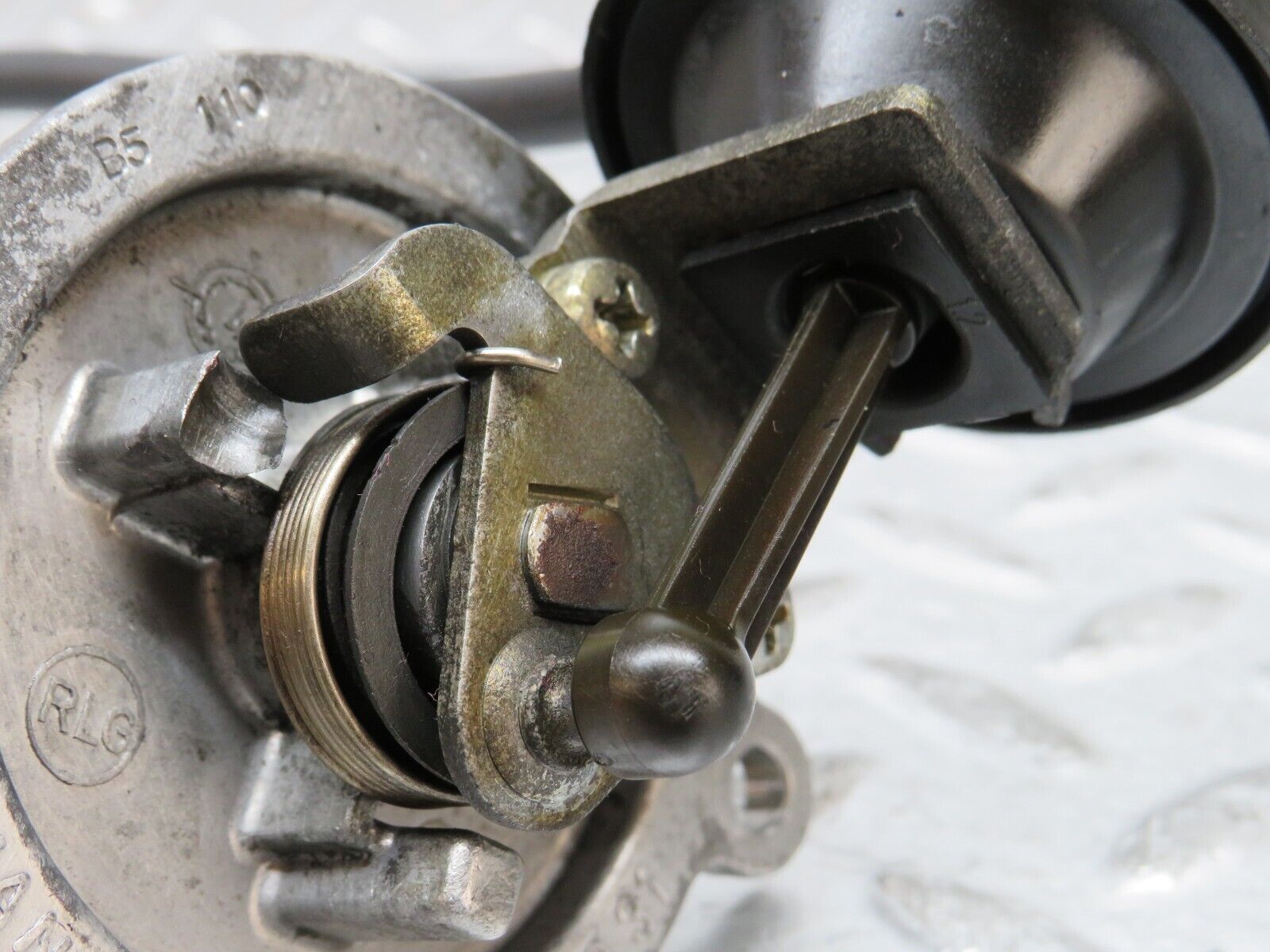 27707 Mercedes-Benz S124 300TE Inlet Manifold Flap Resonance Valve 6061400031