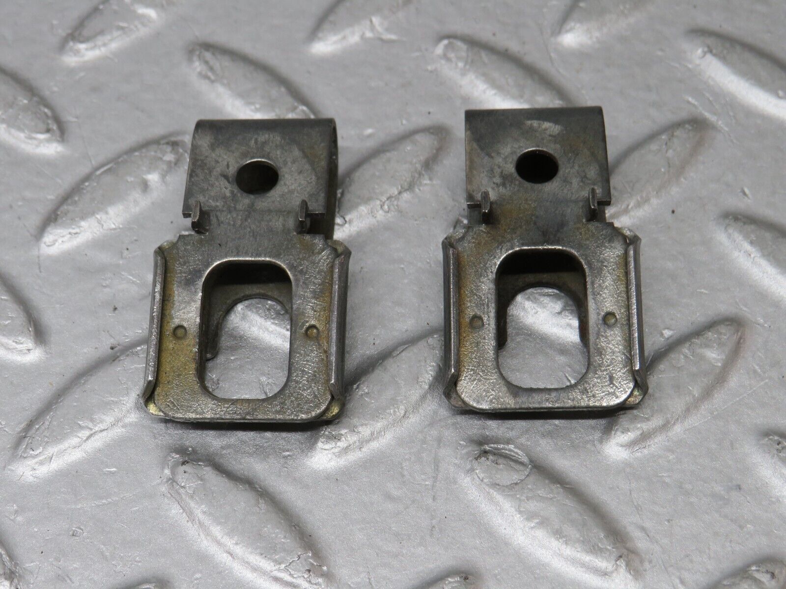 36244 Mercedes-Benz W126 420SE Fuel Injector Bracket 2x