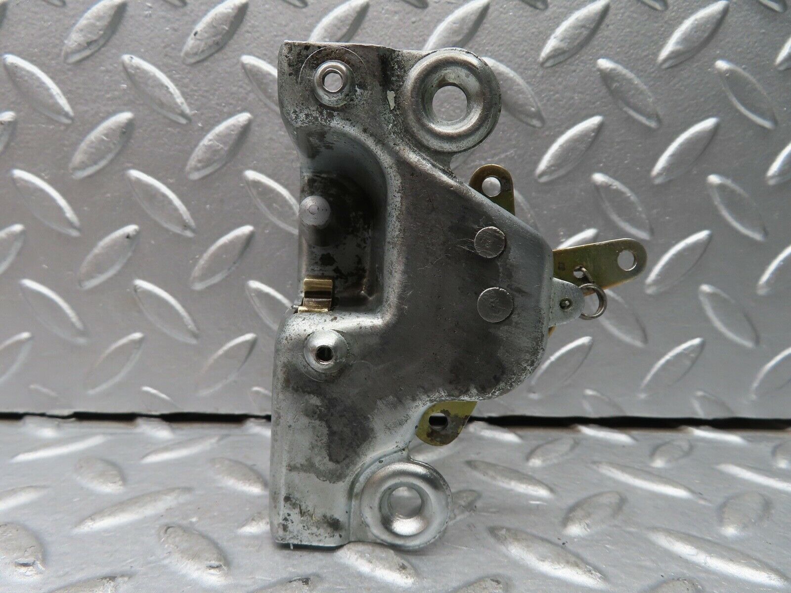 20981 Mercedes-Benz W114 250CE Coupe Left Door Lock Mechanism