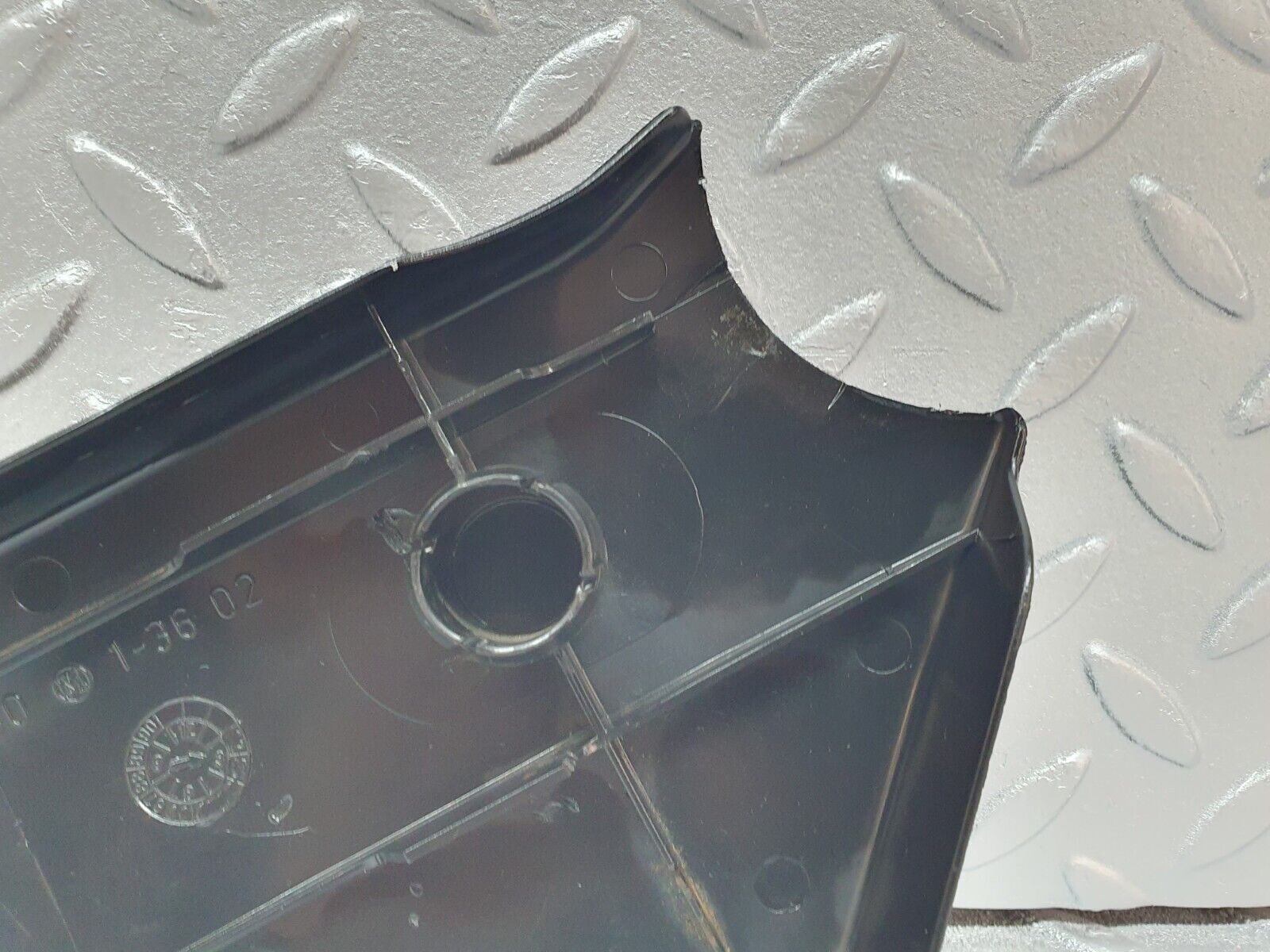 40789 Mercedes-Benz W126 Front Right Seat Cover Trim Black 1269180230