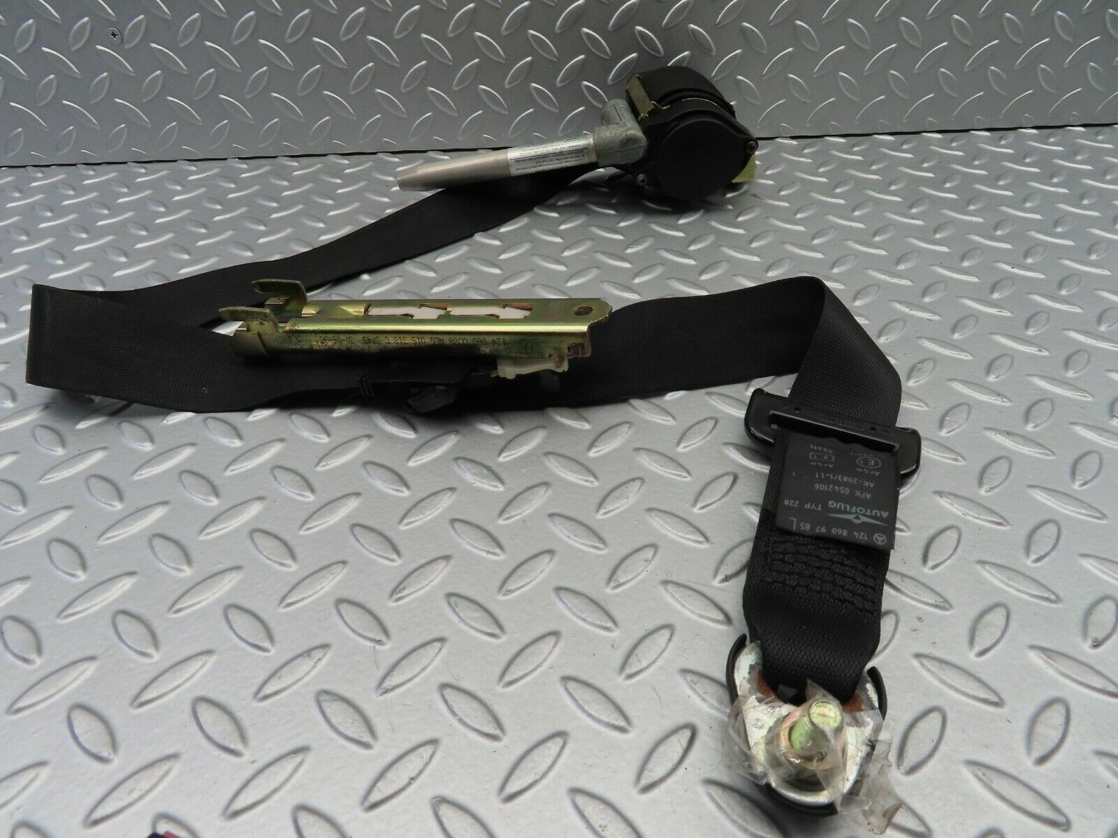 6561 Mercedes-Benz S124 E220 Wagon Front Left Seat Belt 1248609785