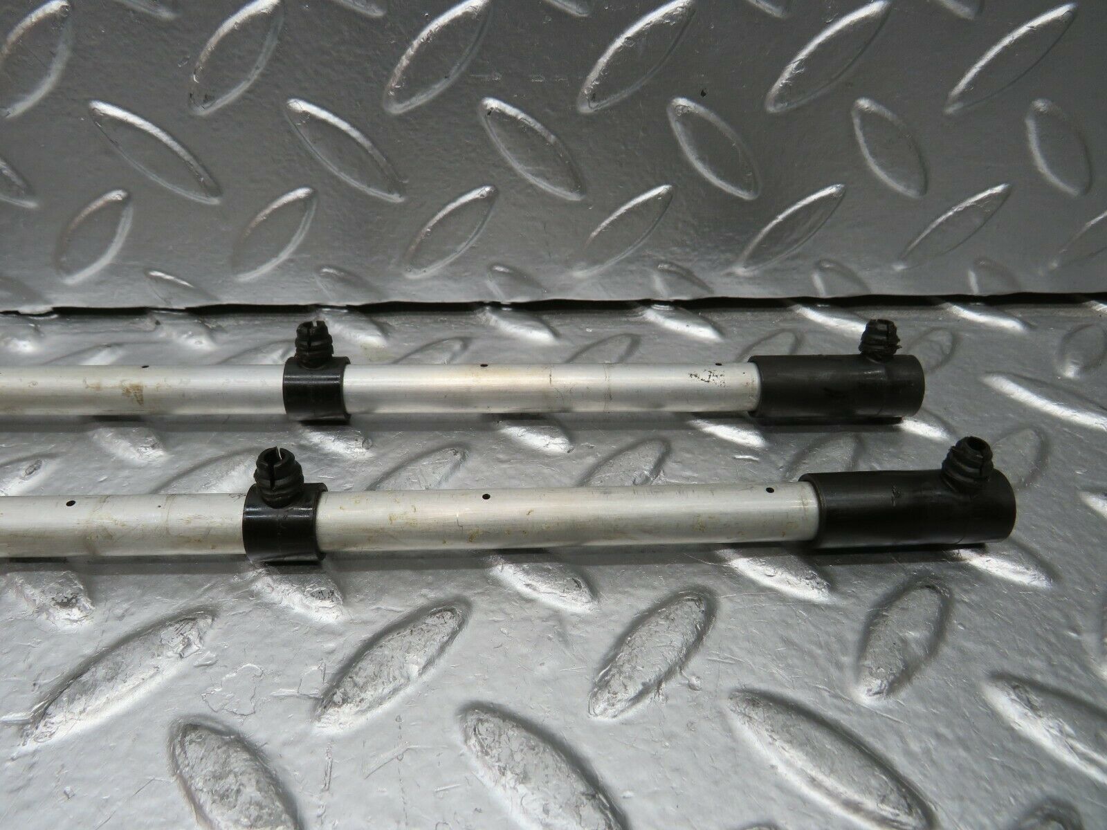 22985 Mercedes-Benz C107 450SL Coupe Camshaft Oil Tube