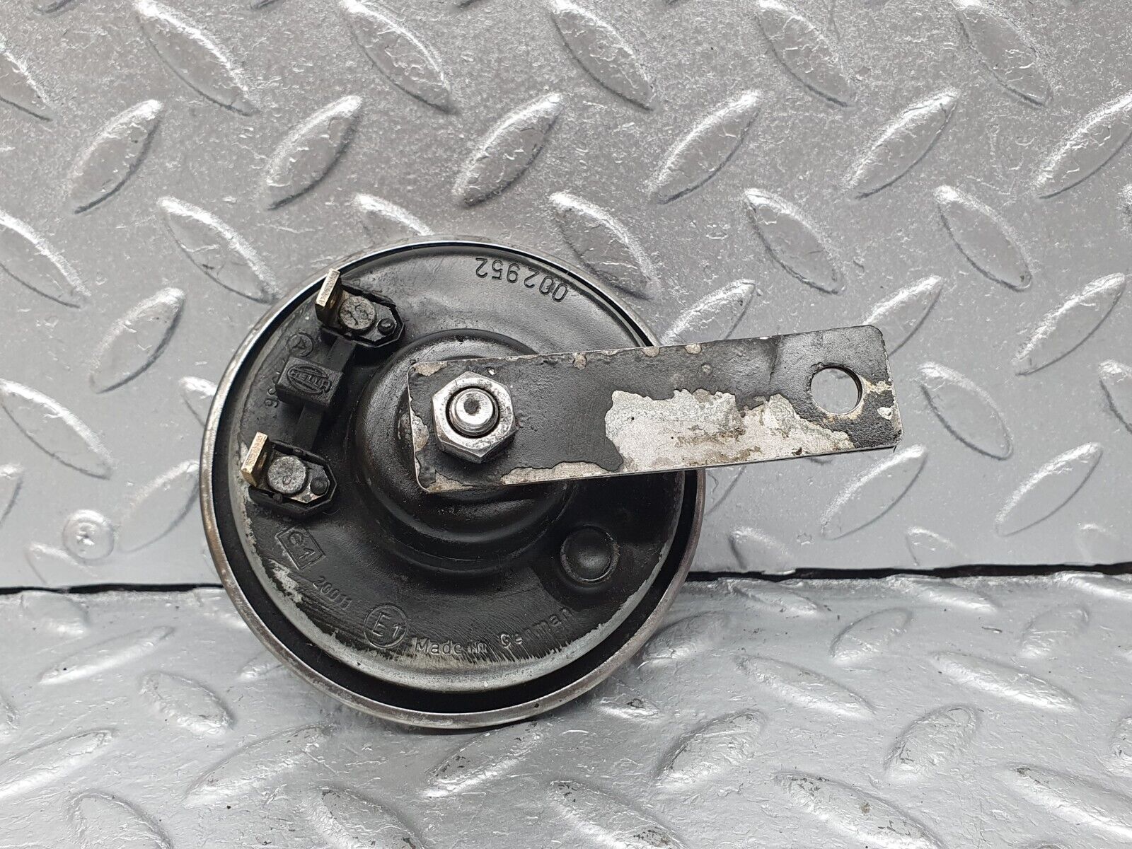 41543 Mercedes-Benz W124 200E Horn Hella 002952