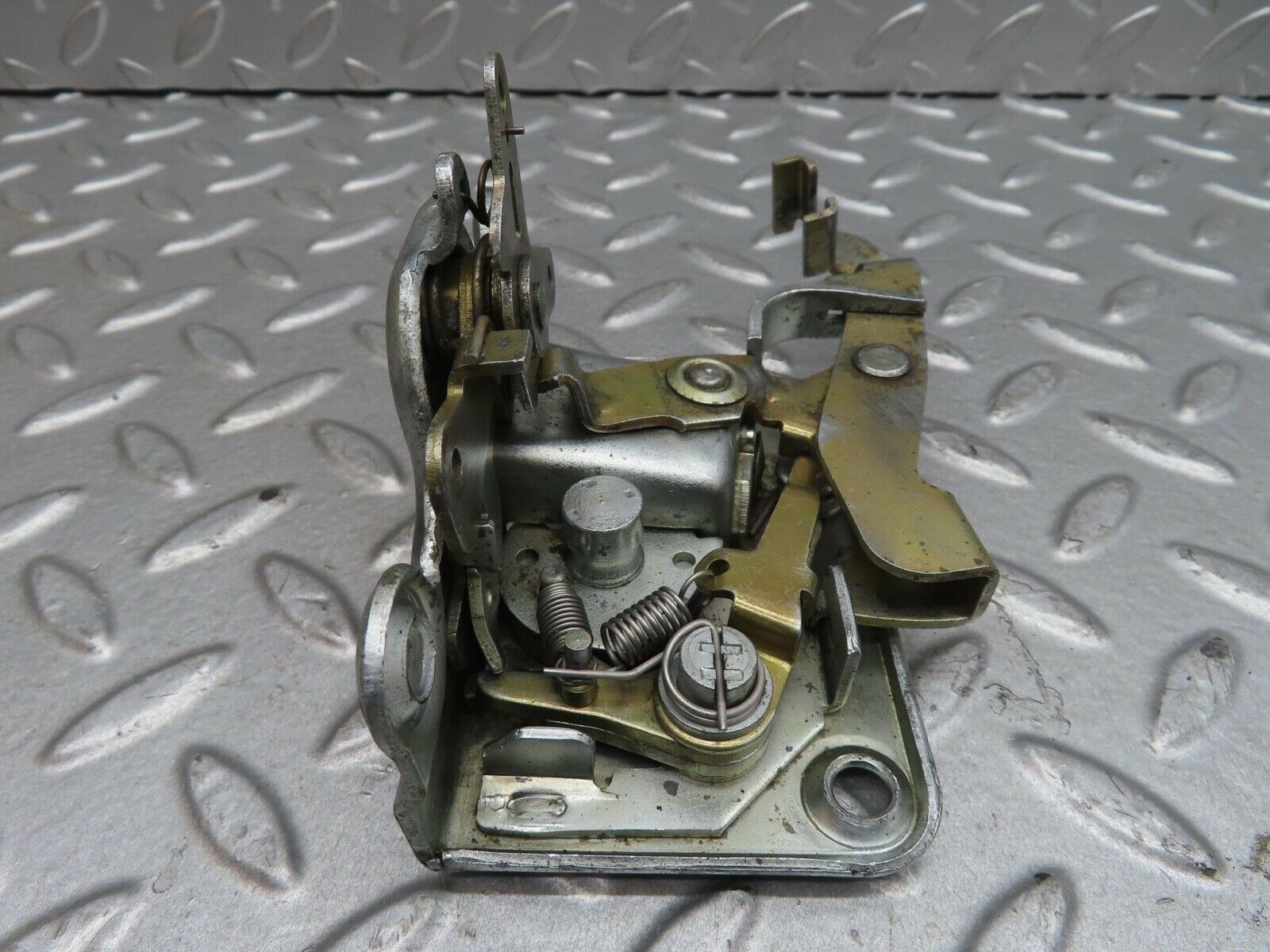 13897 Mercedes-Benz C107 280SLC Left Door Lock Mechanism