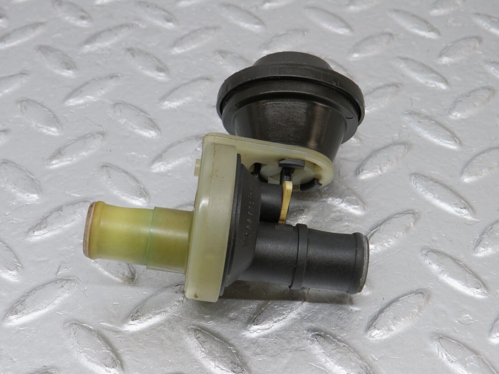 36574 Mercedes-Benz W201 190E 2.0L Heater Control Valve