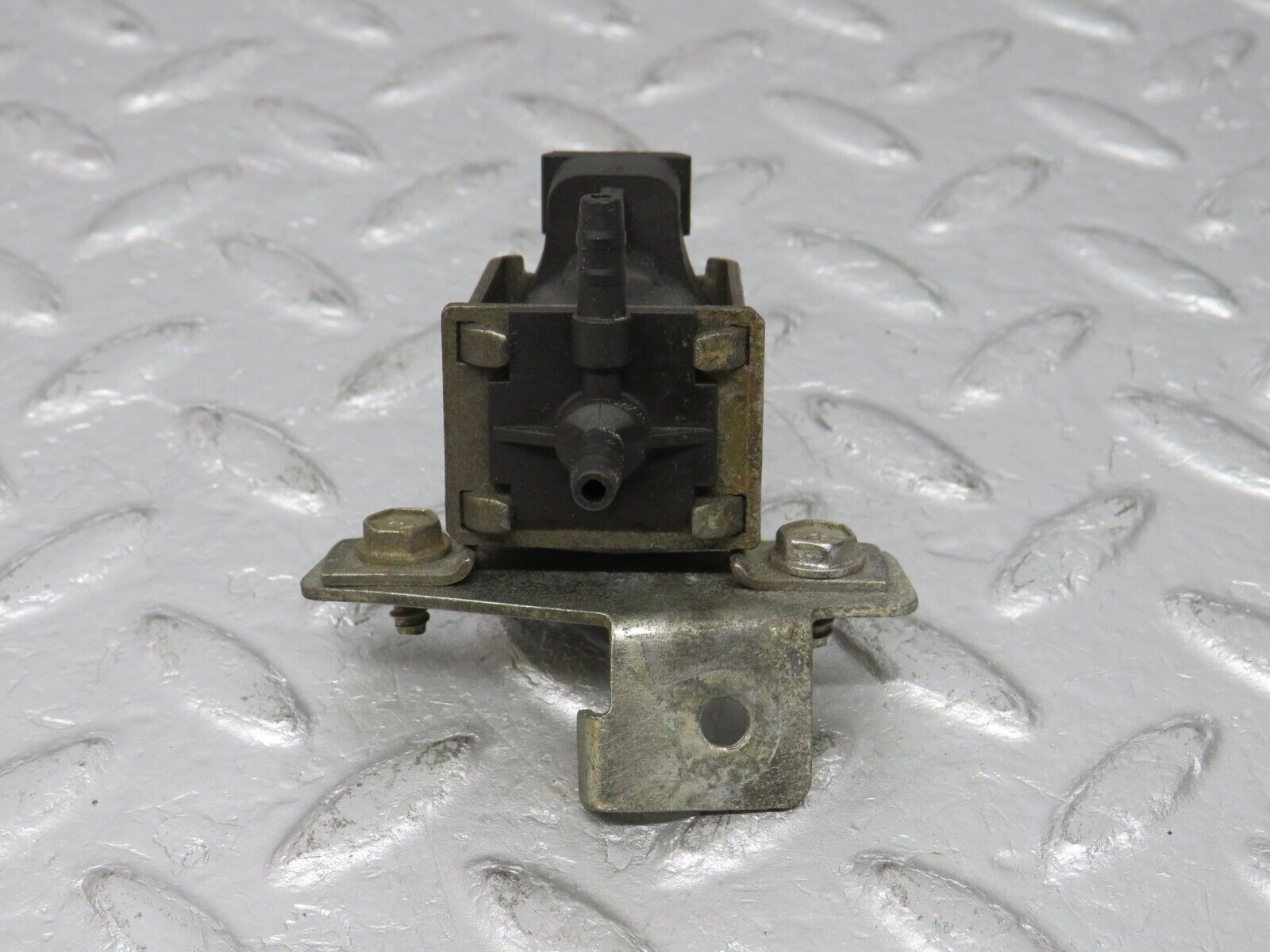 38849 Mercedes-Benz W201 190E 2.6L Vacuum Control Valve Pierburg 0015407097 7.21071.00