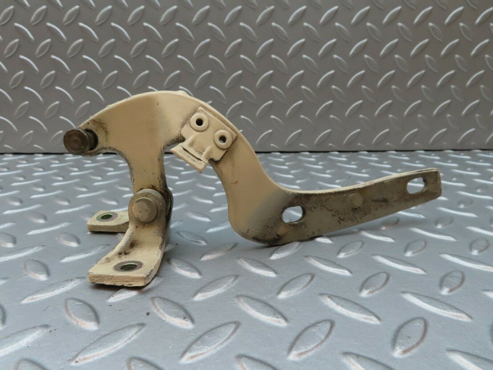 3786 Mercedes-Benz S123 200T Wagon Tailgate Hinge Left Side 1237400137