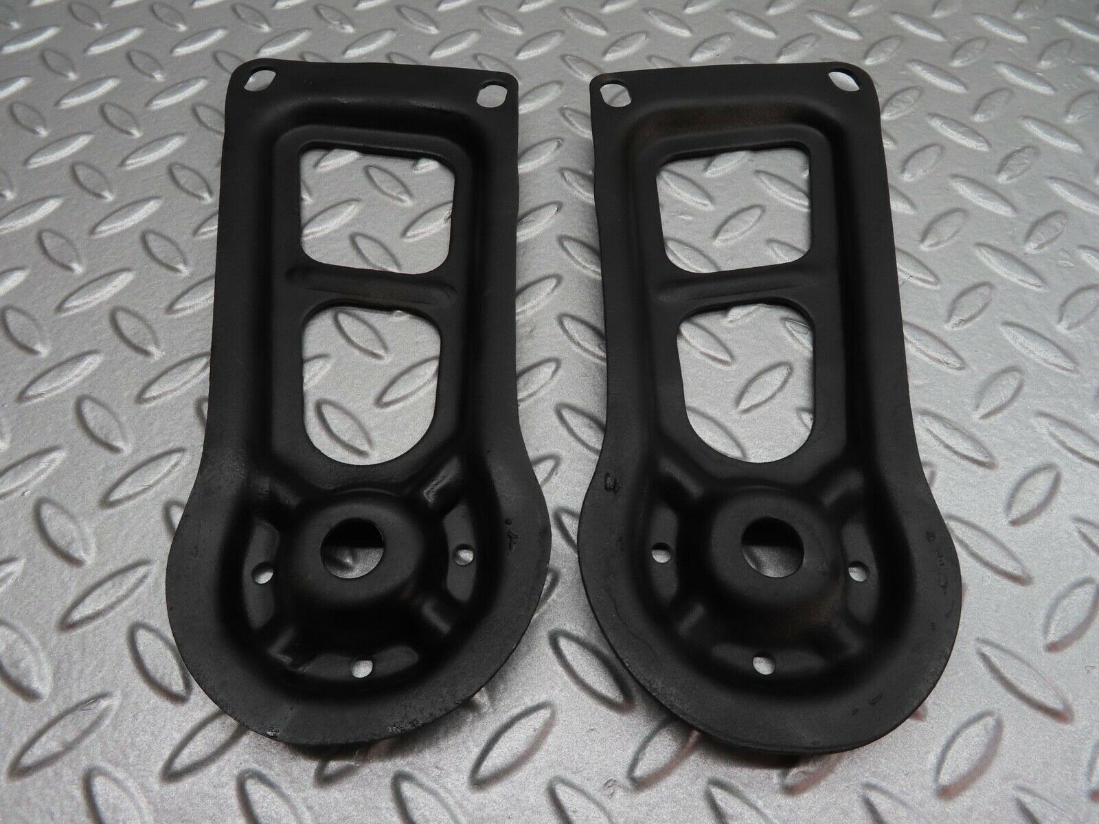 13921 Mercedes-Benz C107 280SLC Rear Suspension Axle Mounting Bracket