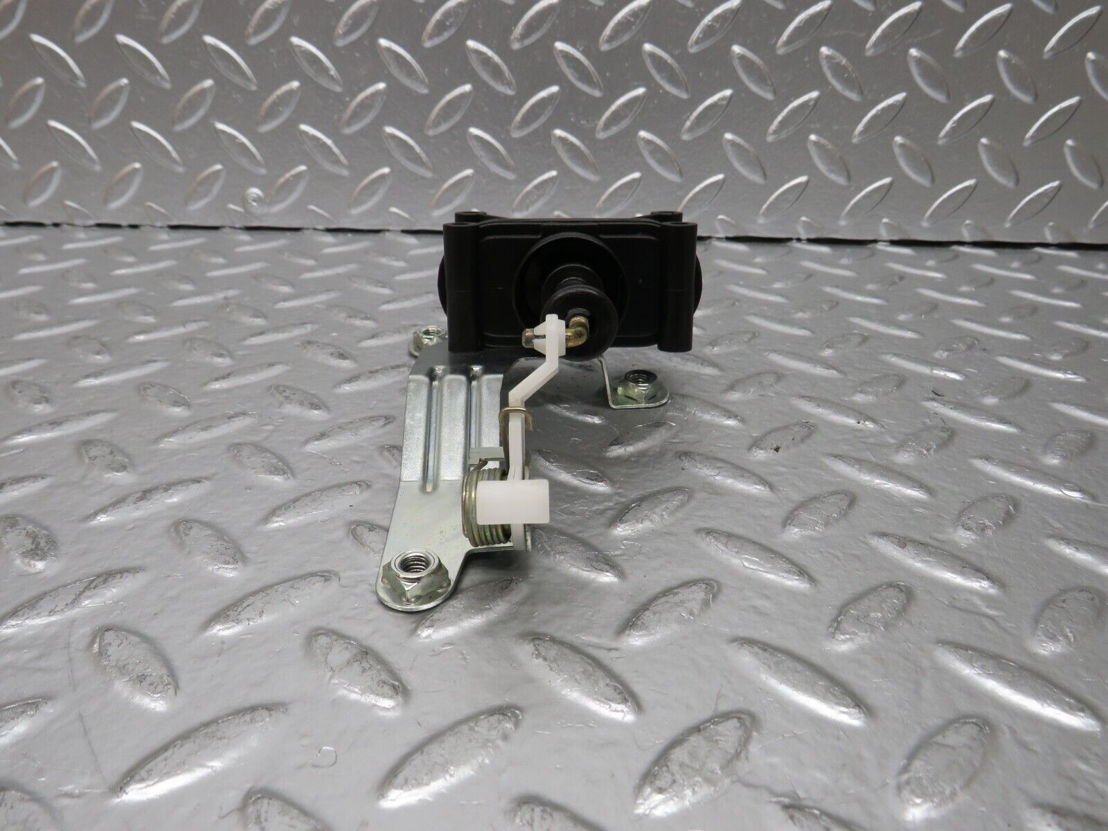 24933 Mercedes-Benz W140 S320 Trunk Lock Vacuum Actuator