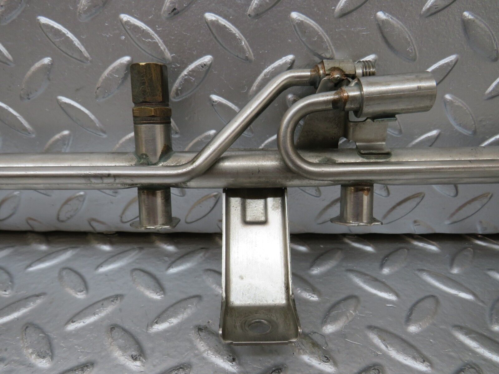 25792 Mercedes-Benz W124 280E Fuel Injection Rail 0000781589