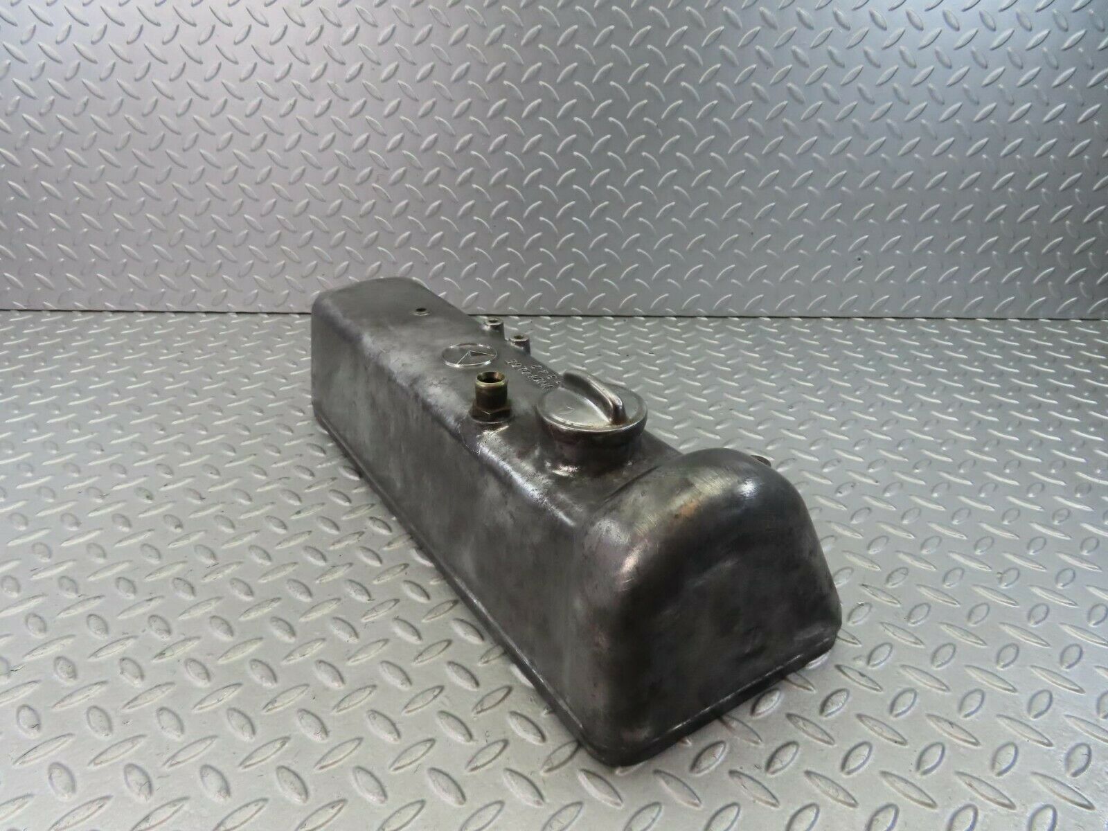 8681 Mercedes-Benz W115 Cylinder Head Valve Cover 6150160105